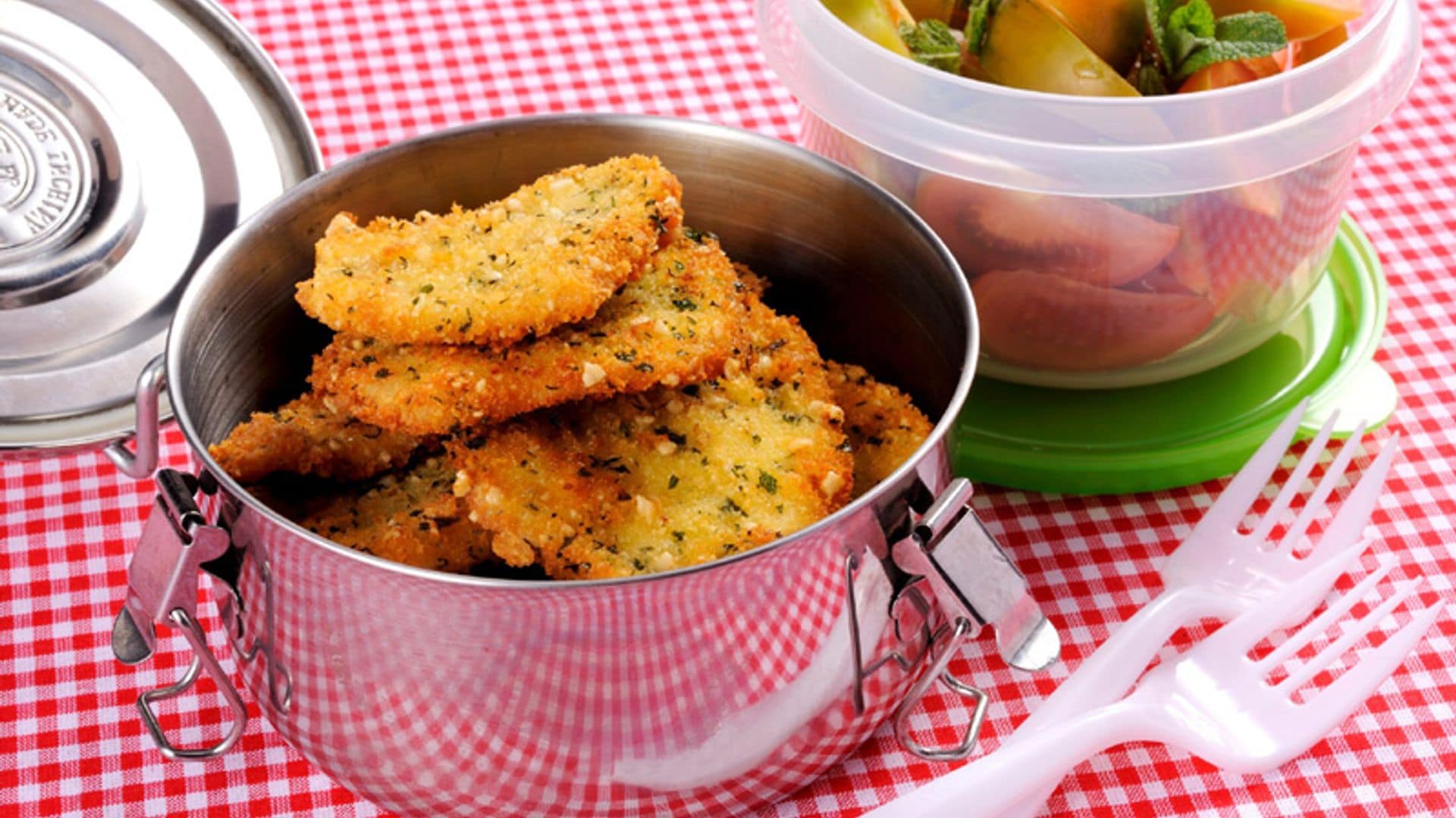 Escalopes de pollo con ensalada de tomate a la menta