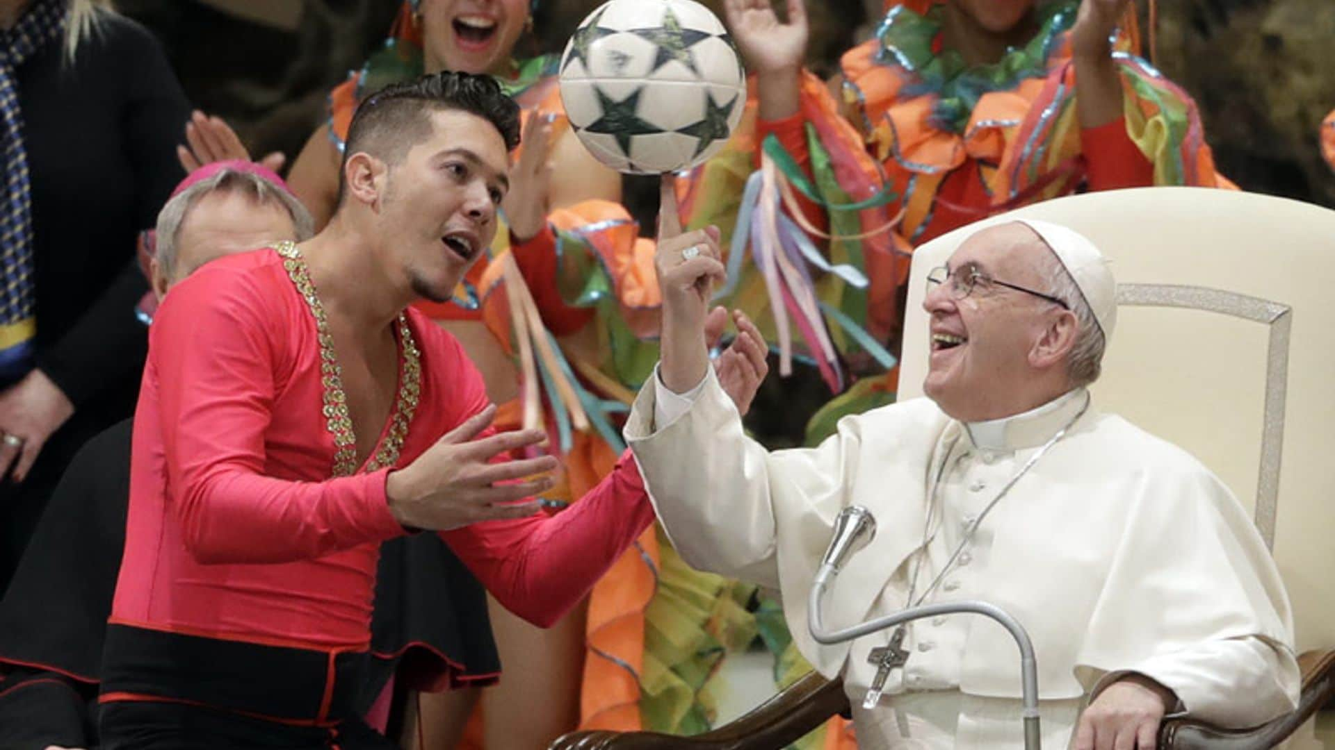 El Papa Francisco recibe al circo de Cuba... ¡y se une al espectáculo!