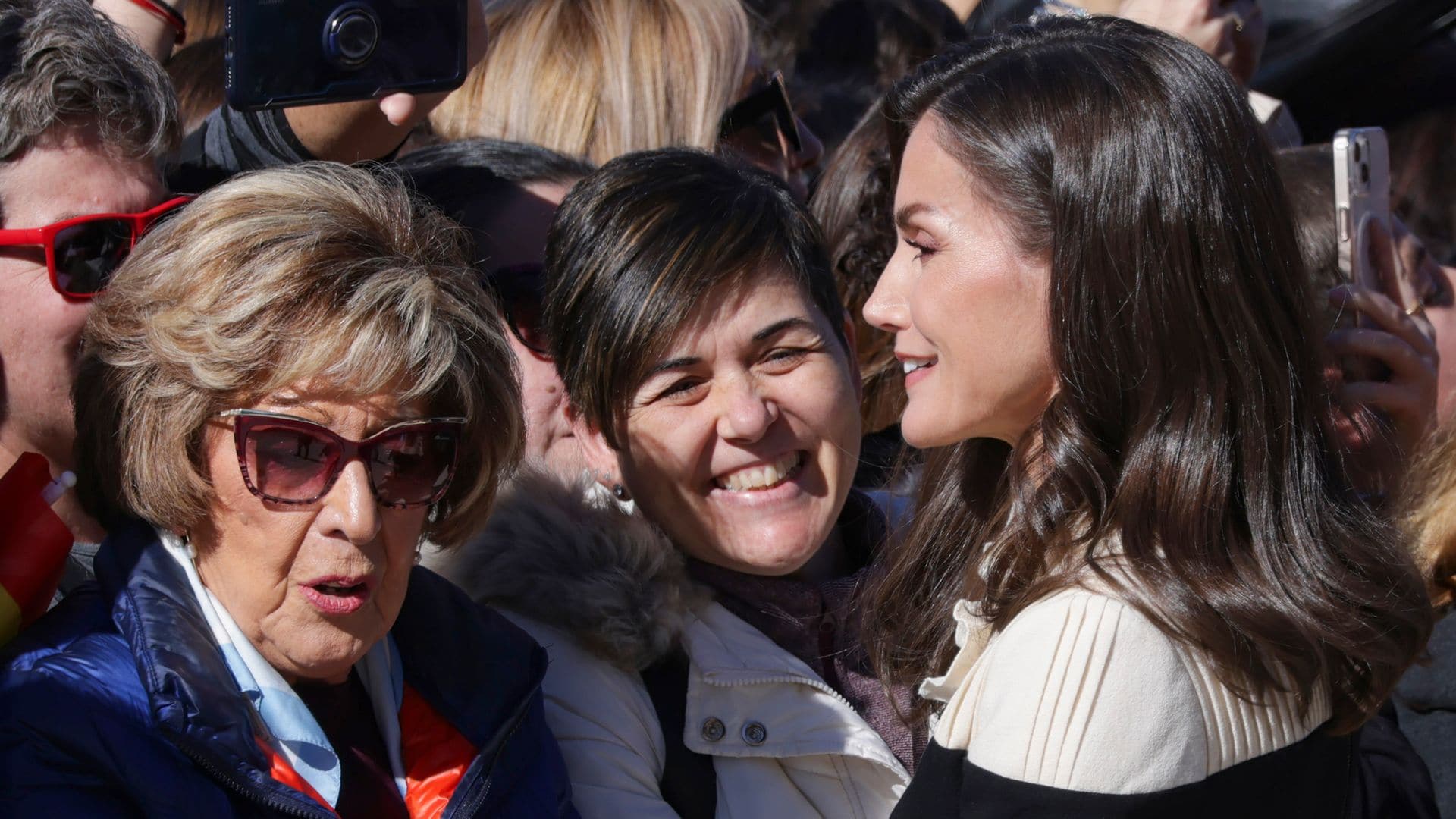 La reacción de la reina Letizia al recibir un emotivo regalo de una vecina de Caravaca de la Cruz