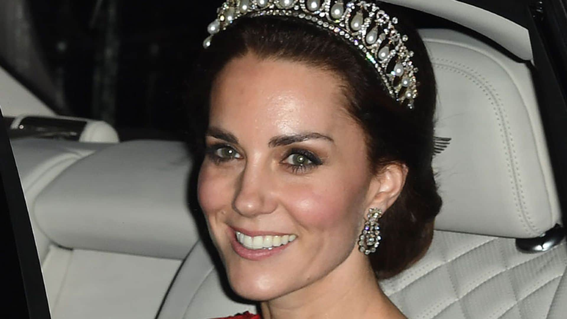 La Duquesa de Cambridge lleva la tiara favorita de la princesa Diana para la noche de mayor pompa y boato en el palacio de Buckingham