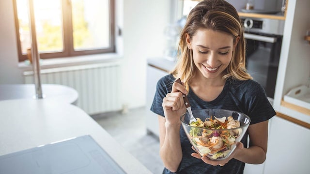 chica comida vegetariana