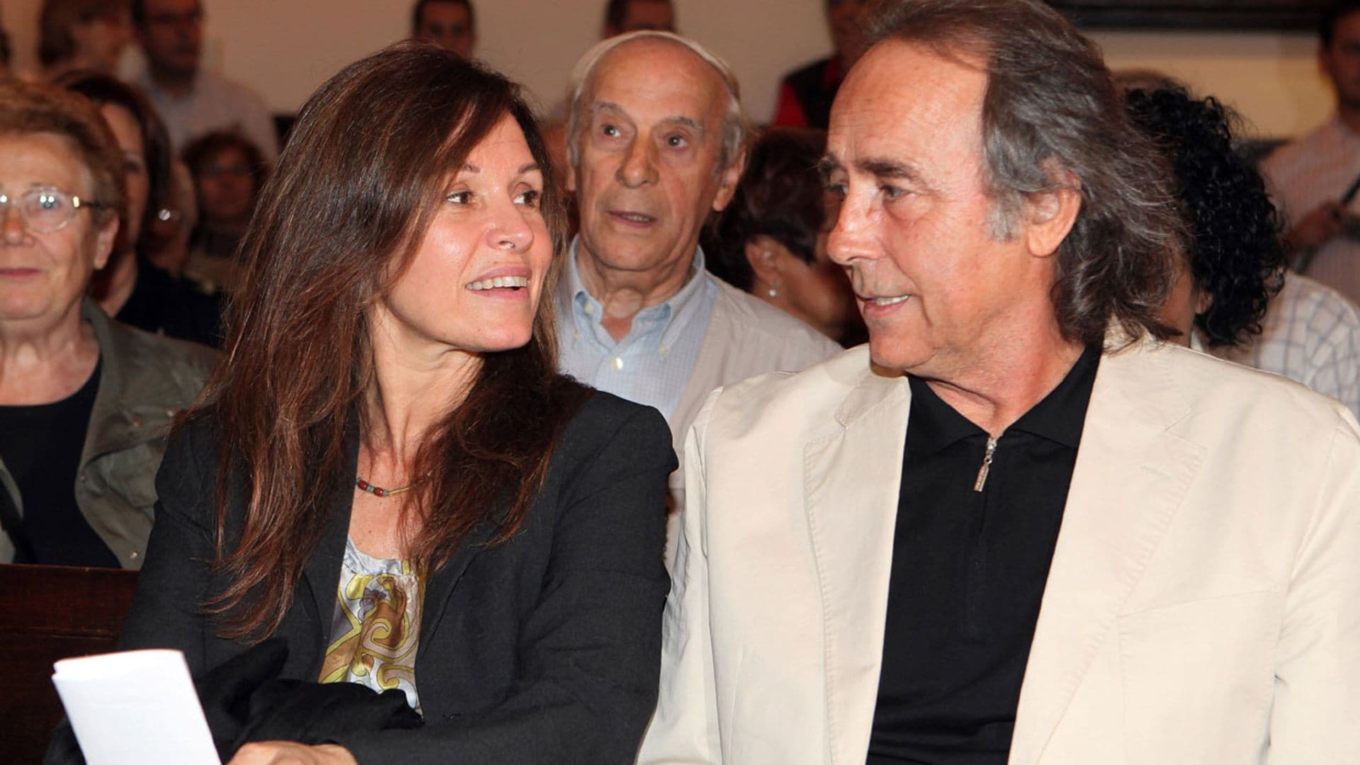 Serrat y su vida más allá de los escenarios junto a su mujer, Candela Tiffon, y sus hijos