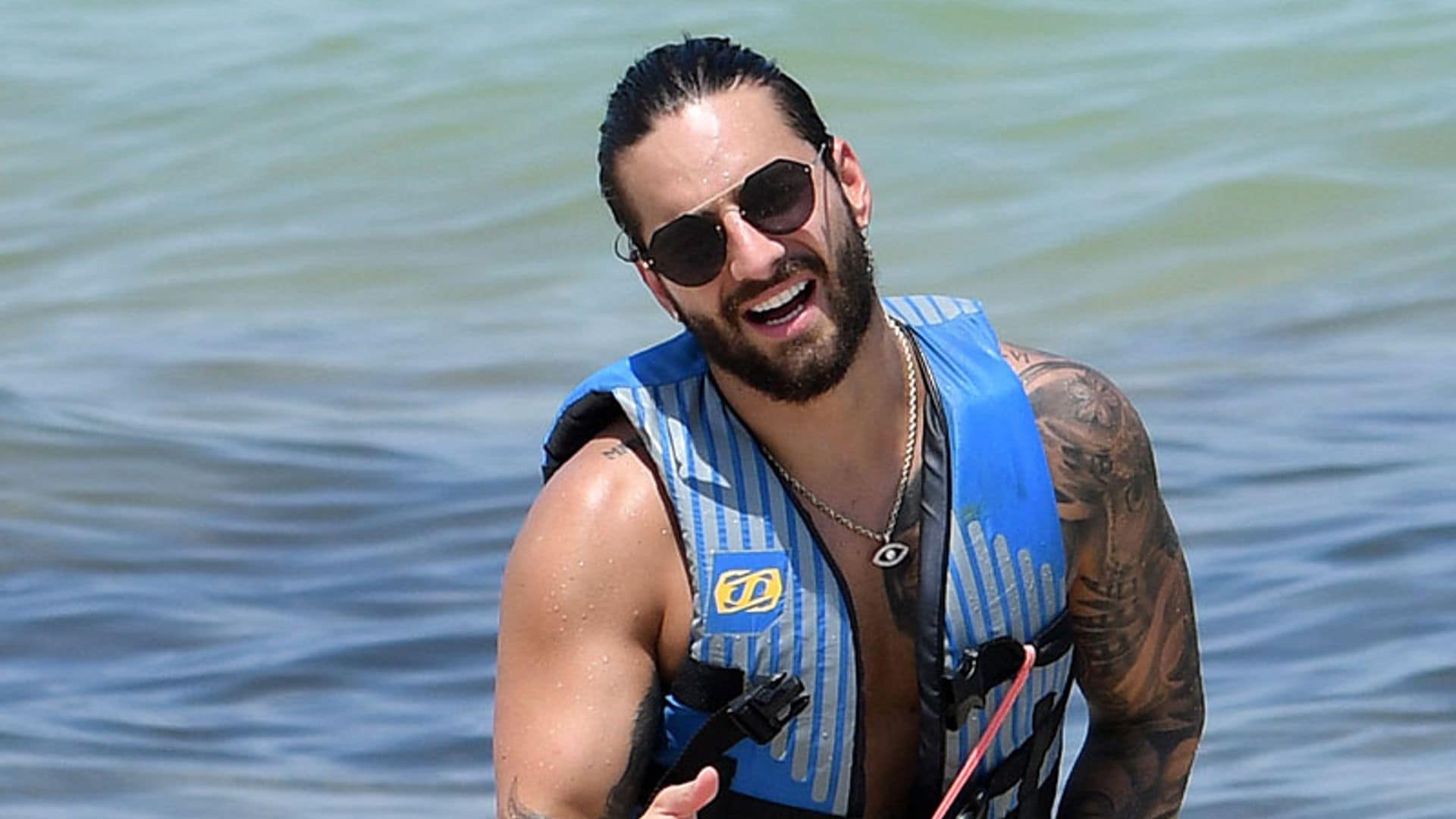 Maluma, con su novia de relax en las playas de Miami ajeno a la polémica