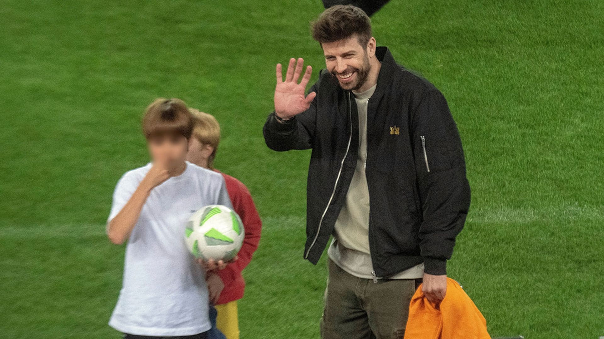 Clara Chía, de incógnito en la final de la King's League a la que acudió Gerard Piqué con sus hijos