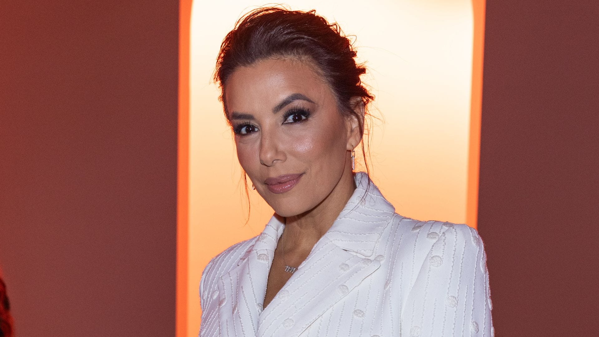 Eva Longoria destaca en el 'front row' de Elie Saab en París con un elegante traje sastre