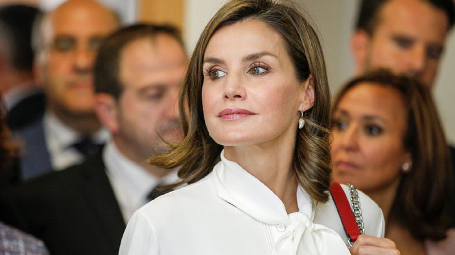 Un bolso de Zara y su nueva blusa blanca, el curioso look de la reina Letizia