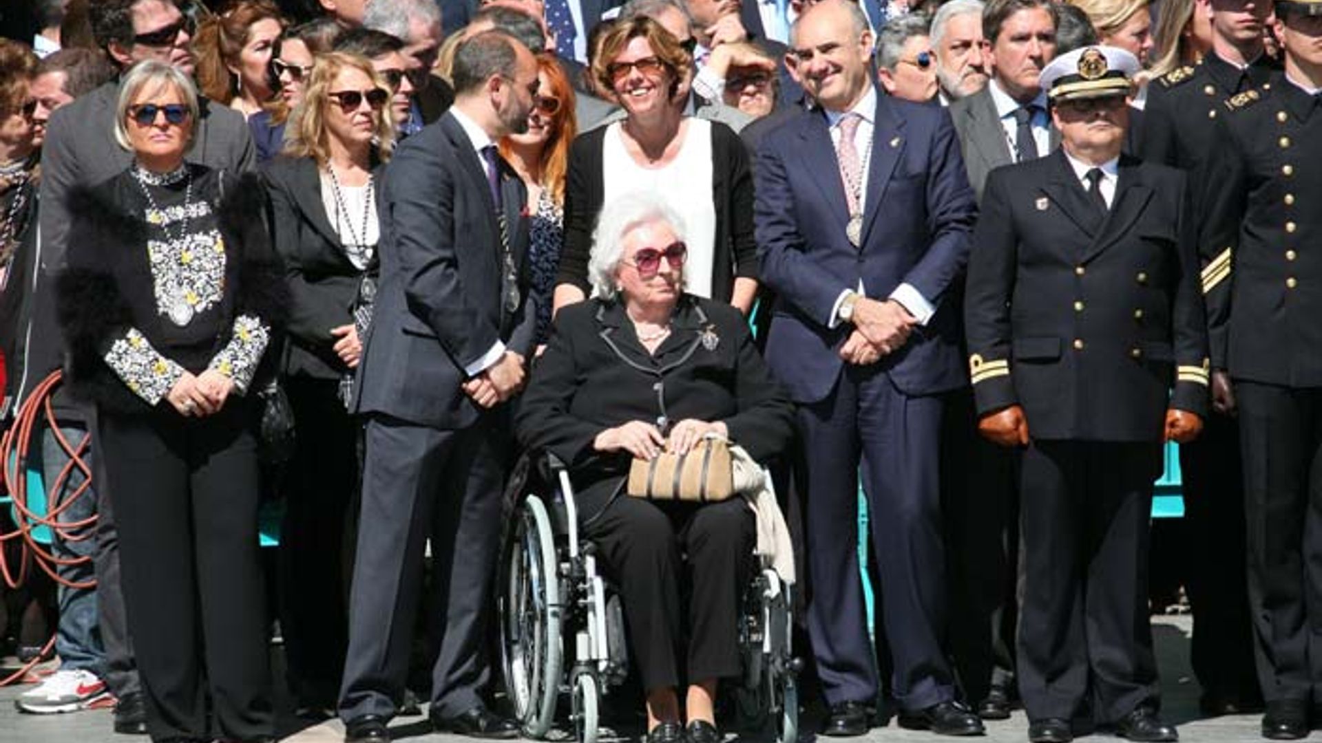 Doña Pilar de Borbón, en silla de ruedas o con muletas, no se pierde las procesiones de Semana Santa