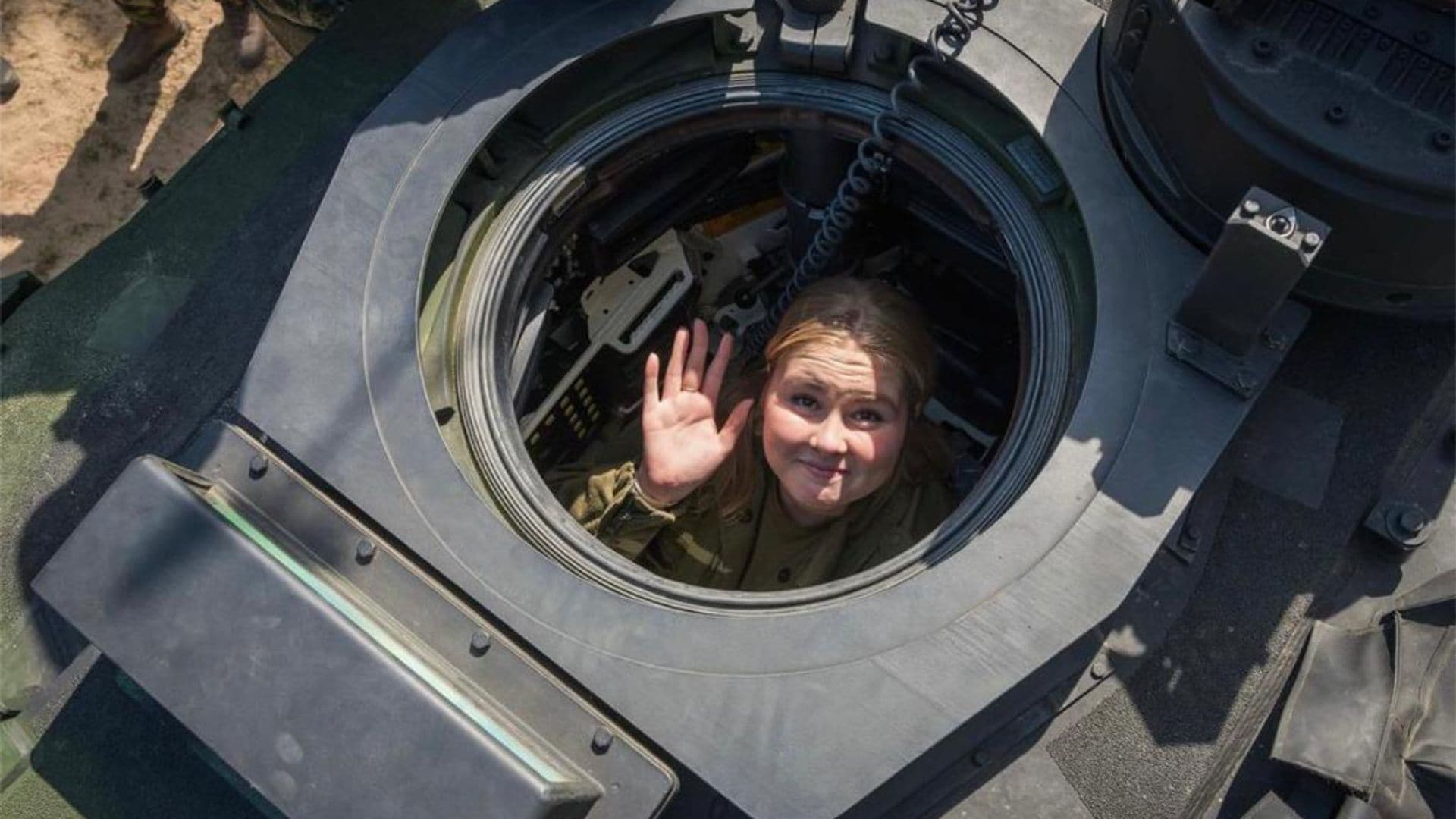 Las imágenes más espectaculares de la princesa Amalia volando en un F16 y visitando un submarino