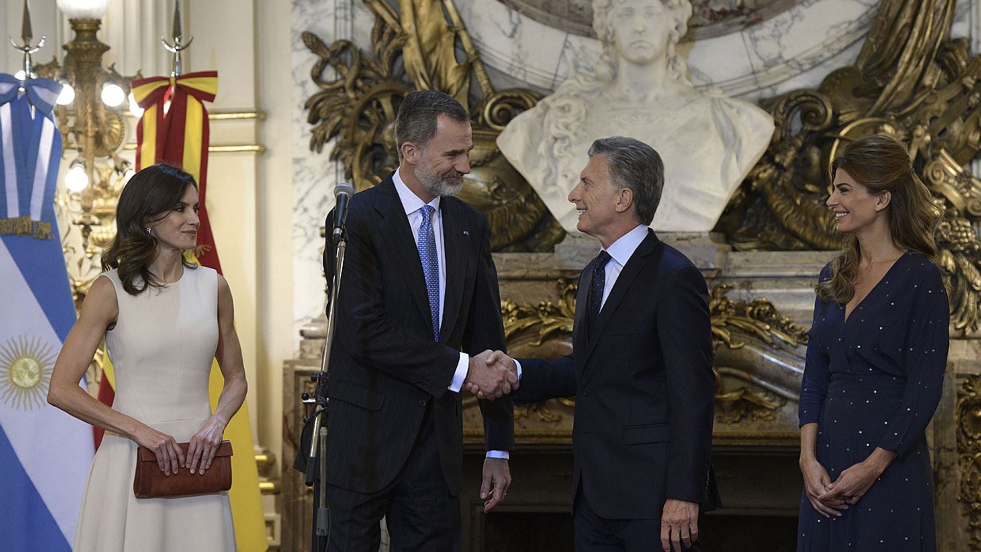 Los Reyes arrancan su visita a Argentina con una cálida bienvenida de Mauricio Macri y Juliana Awada