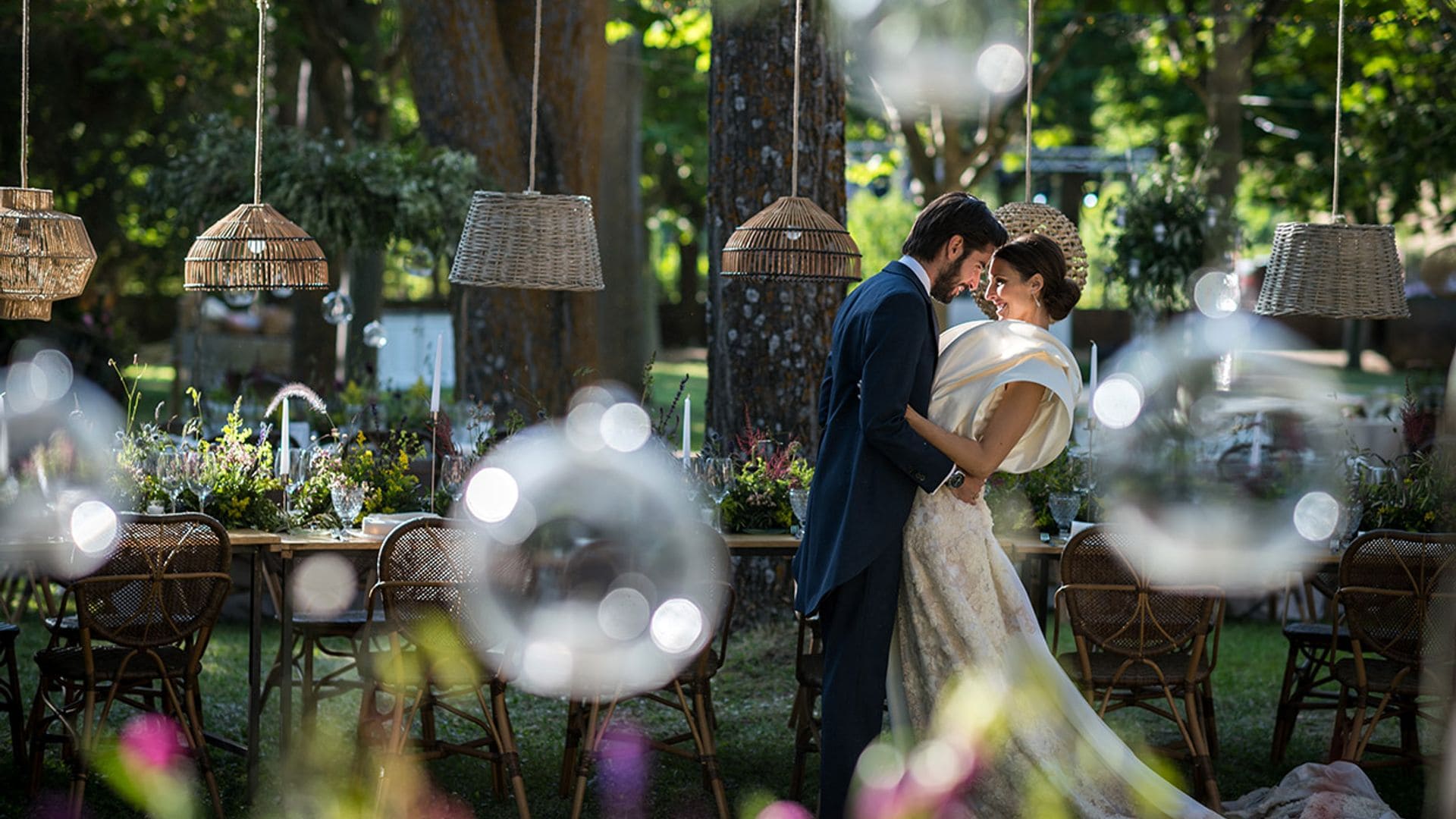 La boda en Sigüenza de Marina, la novia del vestido inspirado en Balenciaga