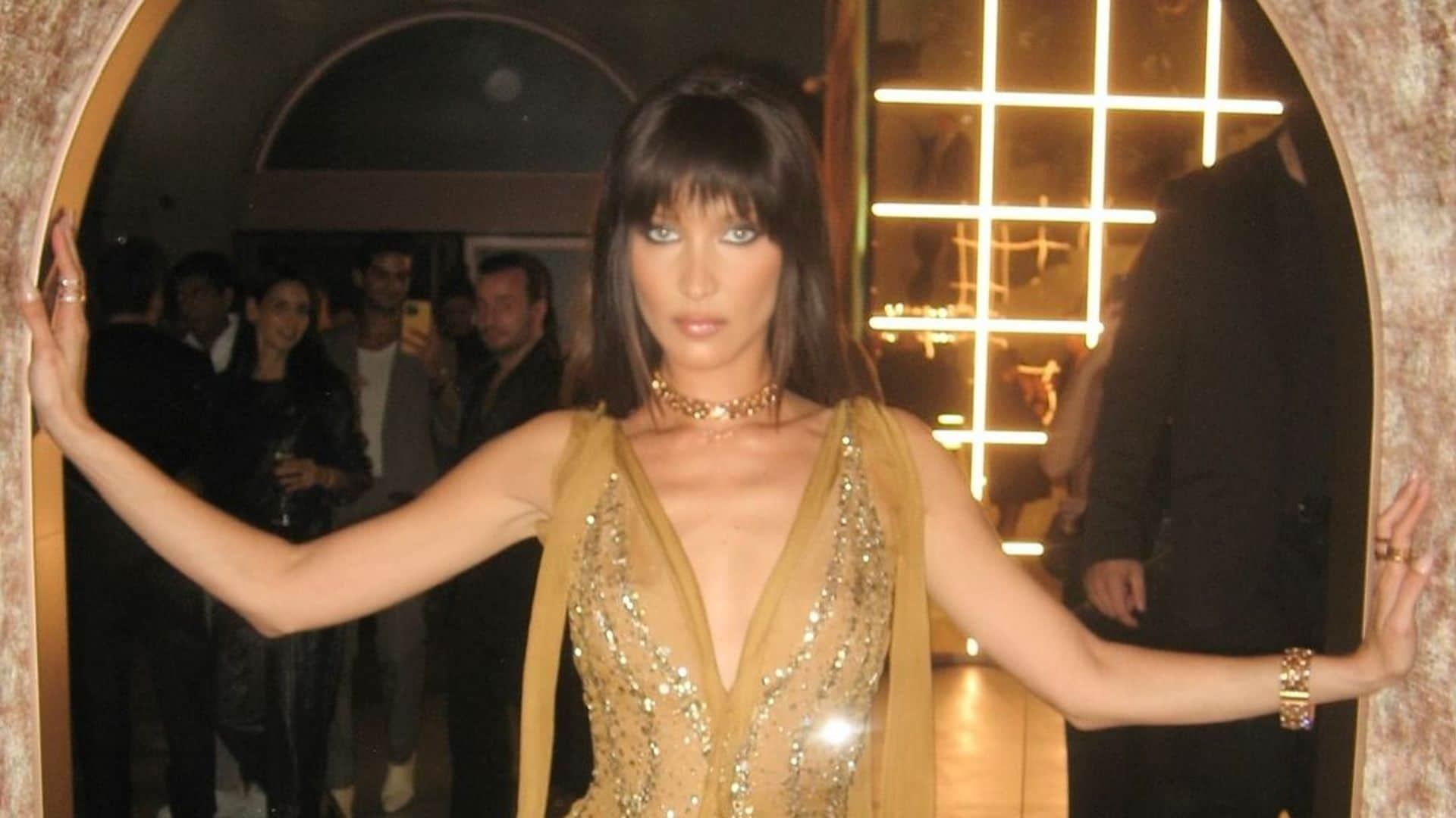 48 horas con Bella Hadid en Dubái: cambio de look exprés, posado en la playa y vestidos 'vintage'