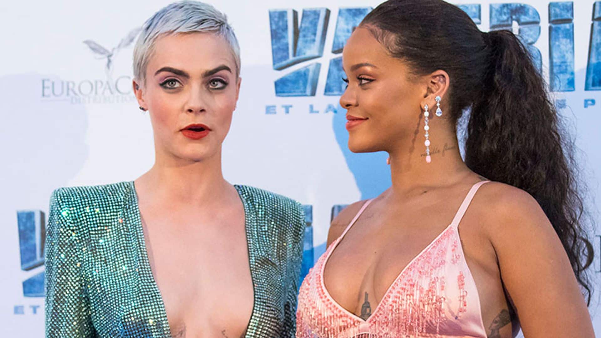 Entre plumas y ‘pailettes’, Cara Delevingne y Rihanna brillan en la noche parisina