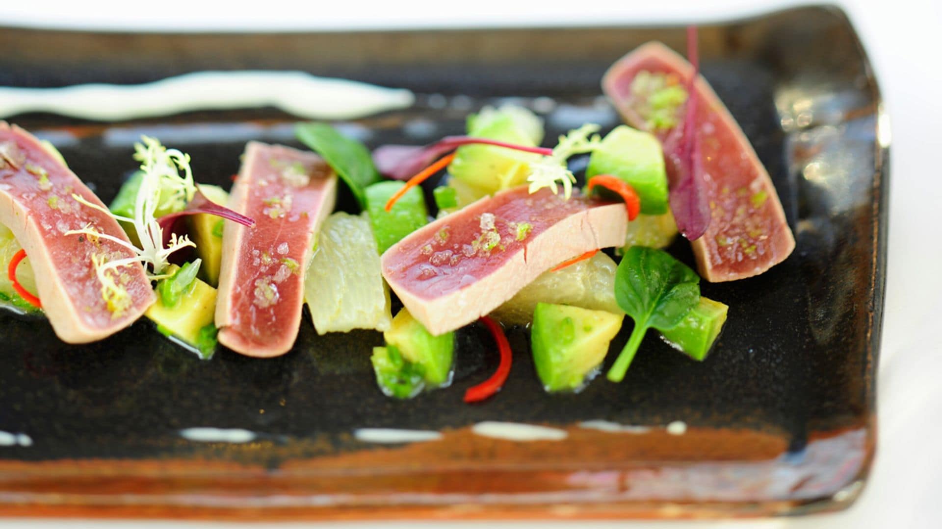 Tataki de atún con ensalada de pomelo