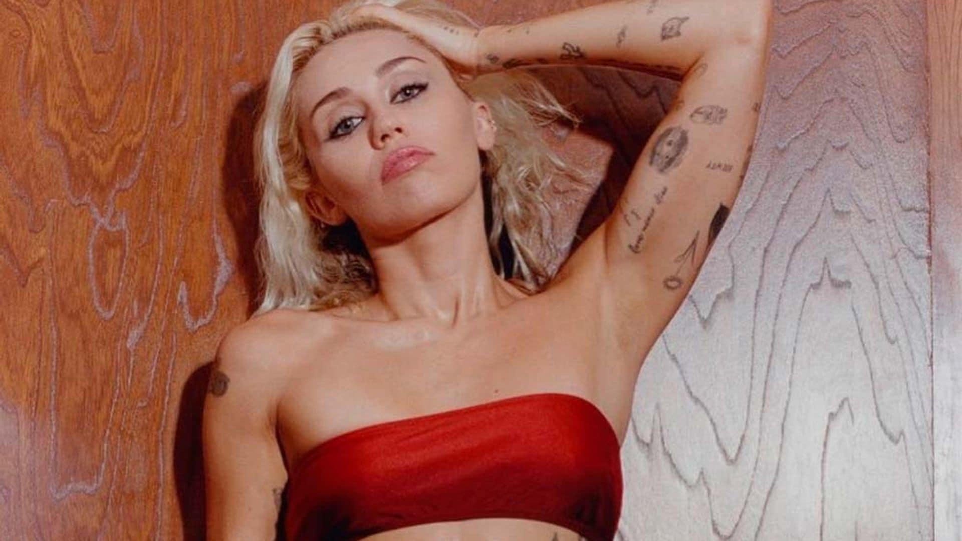 Miley Cyrus posa espectacular con un bikini 'vintage' para celebrar el nuevo récord de 'Flowers'