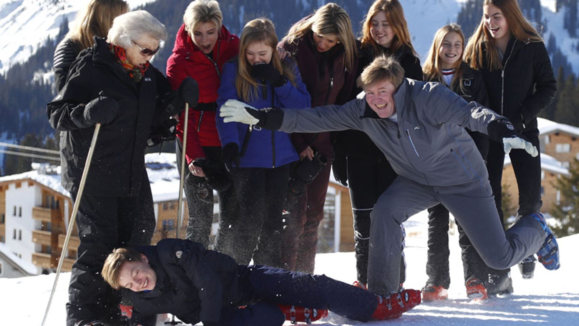 El 'photobomb' y otros grandes momentos del posado de la Familia Real holandesa en la nieve