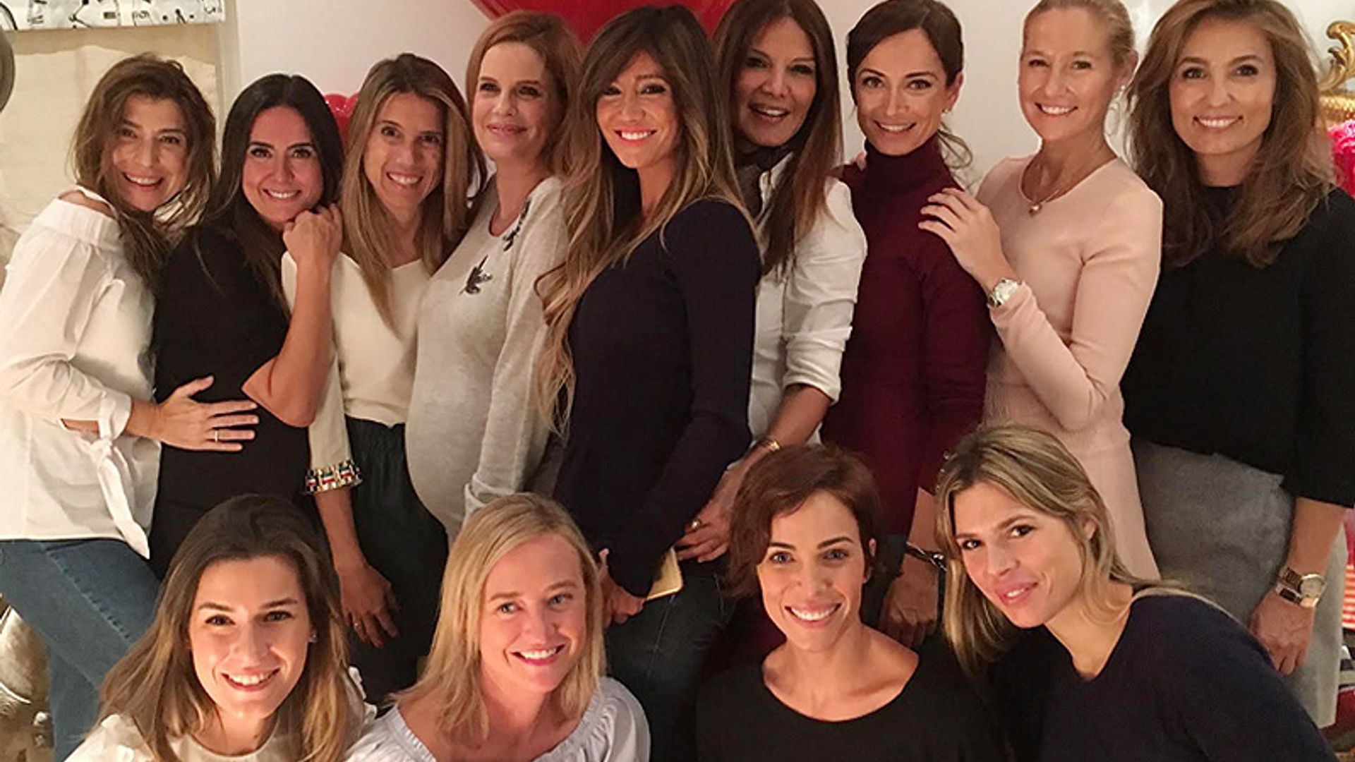 Un anillo, rosas blancas y mucha emoción, la 'baby shower' de Olivia de Borbón