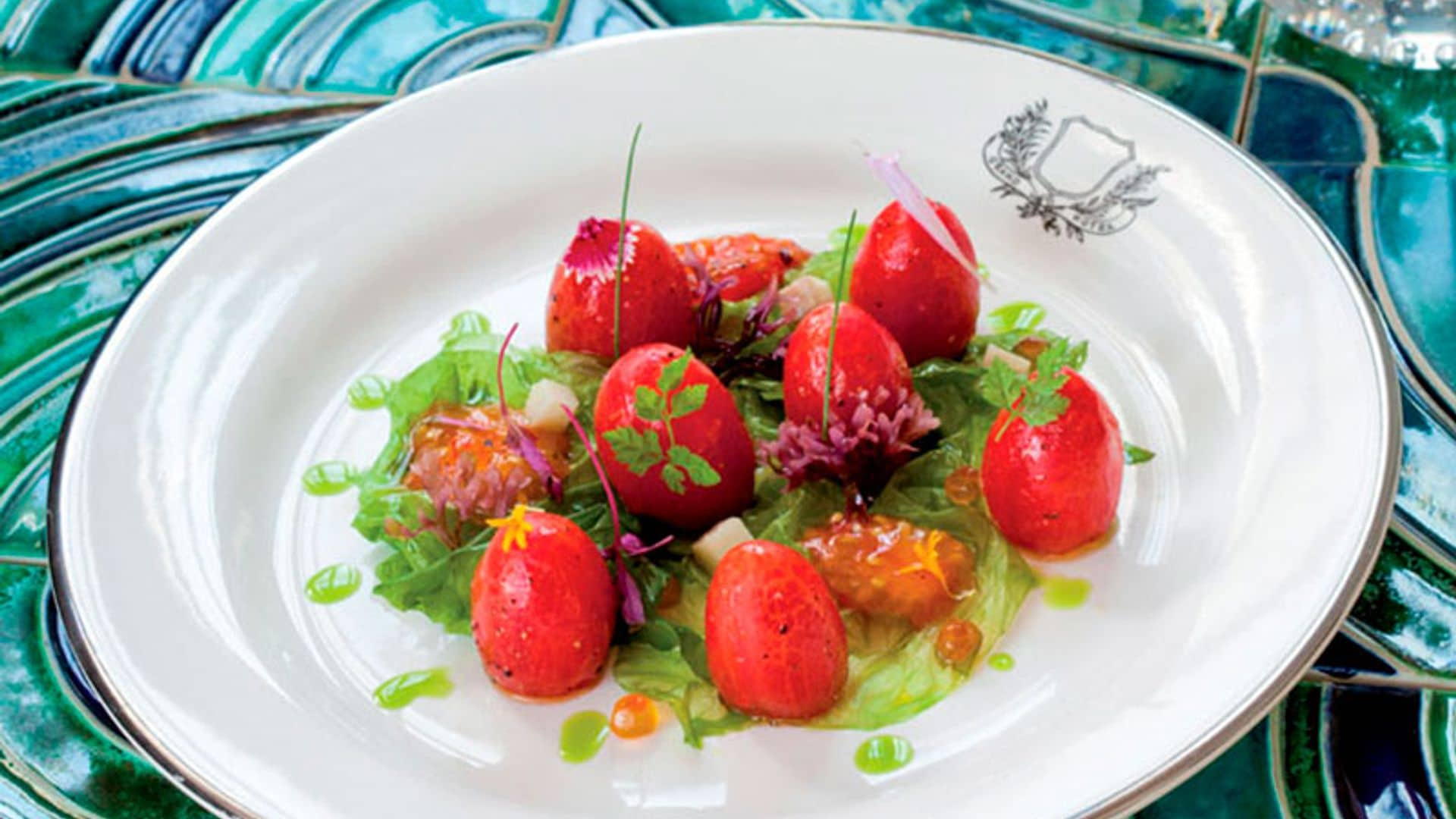 Tomates rellenos de ostras y salazones