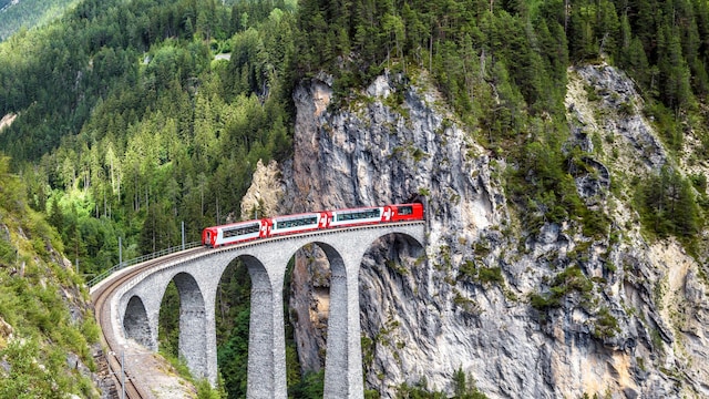 Tren panorámico en los Alpes suizos pasando por el viaducto de Landwasser 