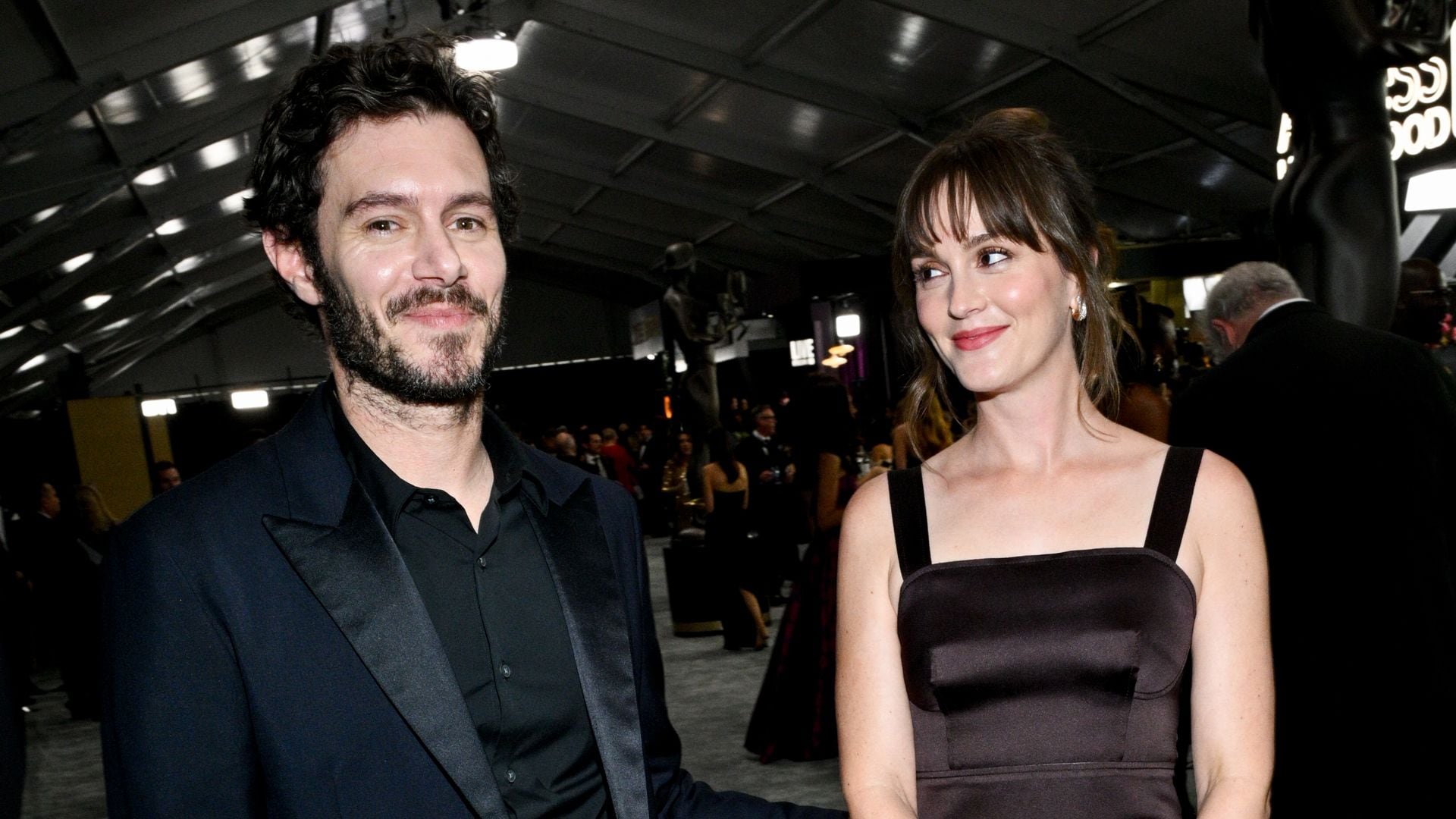 El renacer de Adam Brody, casado con Leighton Meester, padre de dos hijos y estrella de la comedia que arrasa en Netflix