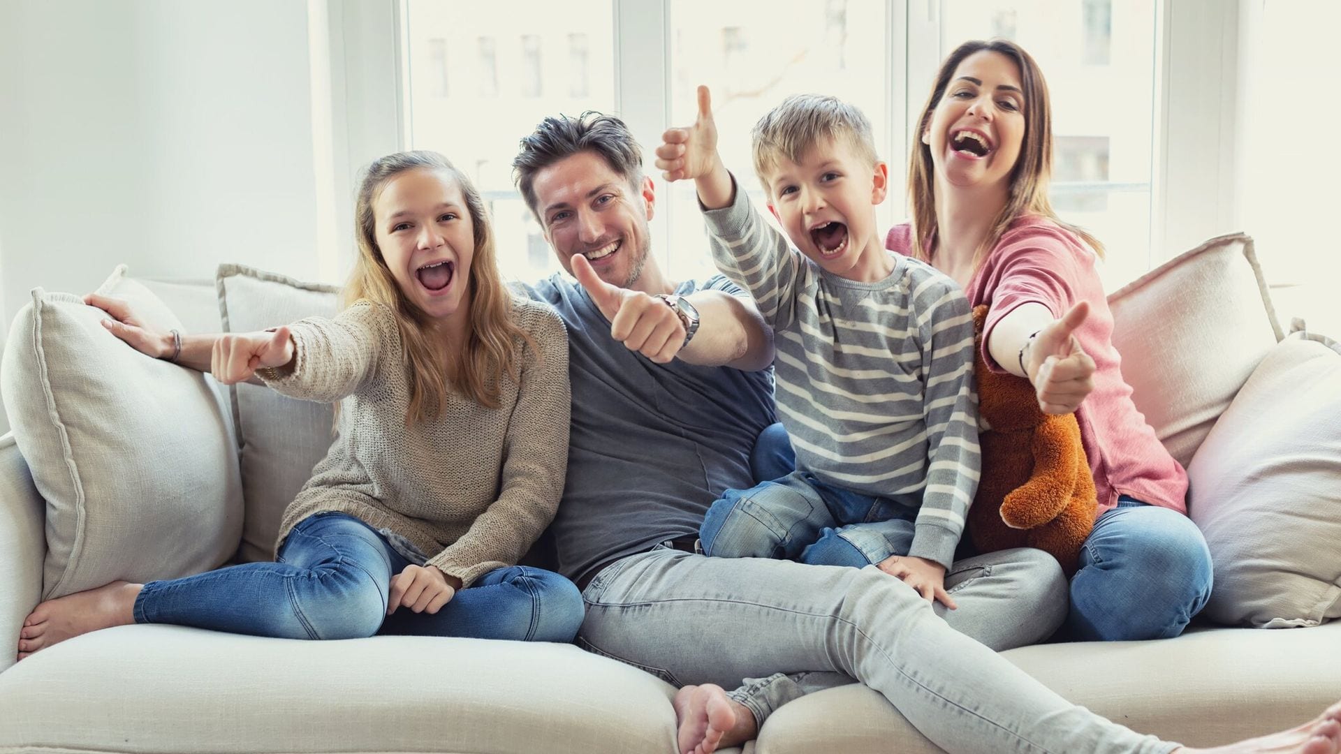 una familia feliz en casa sonriendo 