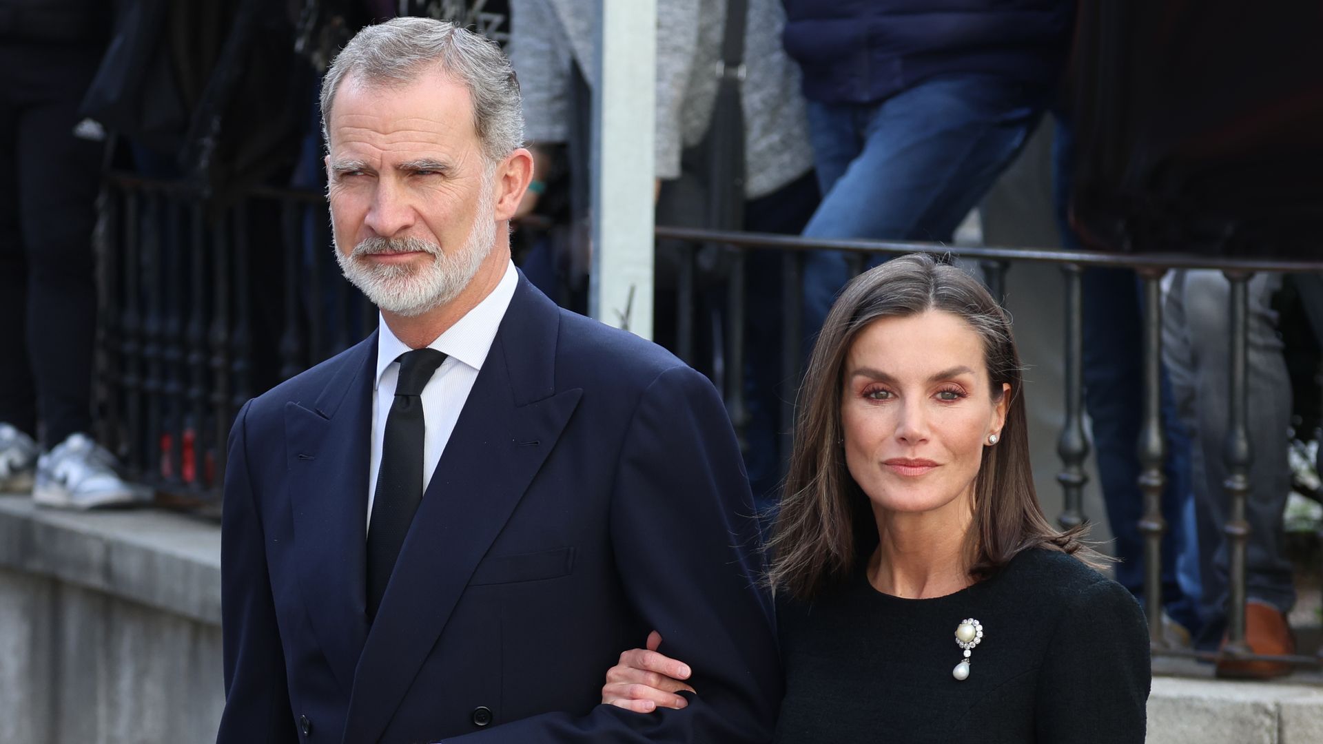 Cancelación de la agenda de la reina Letizia, bandera a media asta y movilización de la Guardia Real ante la catástrofe