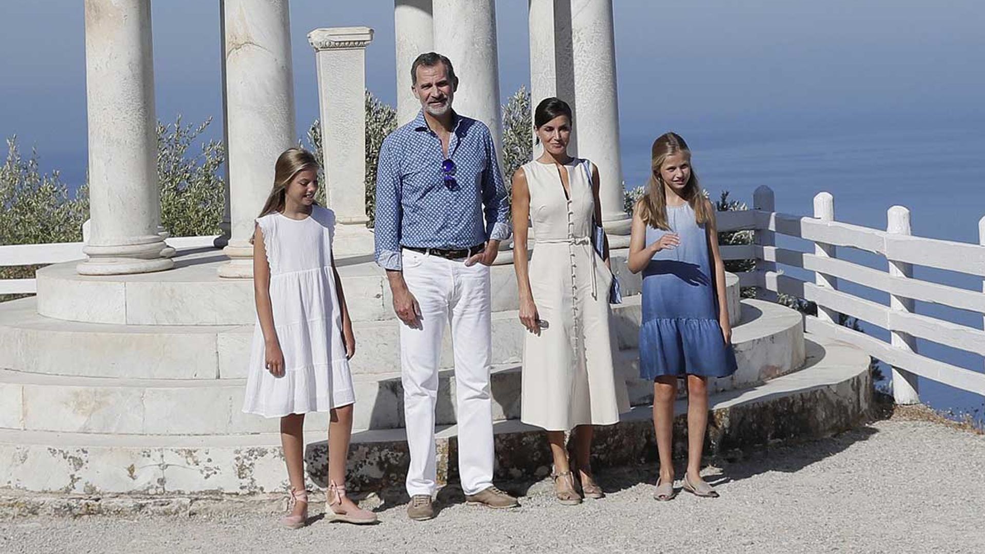 Pinceladas de historia con vistas al mar, los Reyes y sus hijas descubren un rincón mágico de la Tramuntana