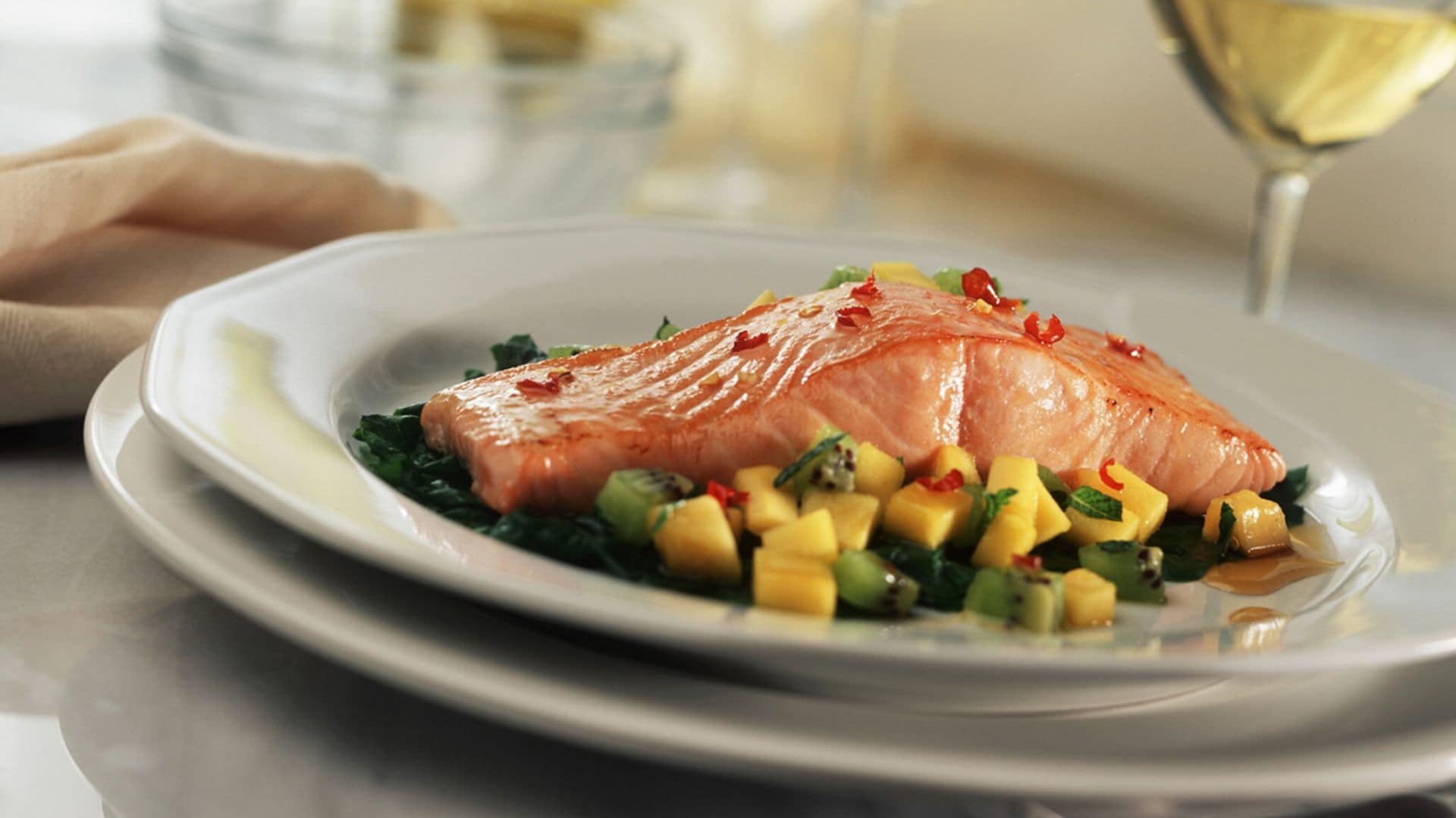 Salmón al horno sobre ensalada de hojas frescas y frutas con chile