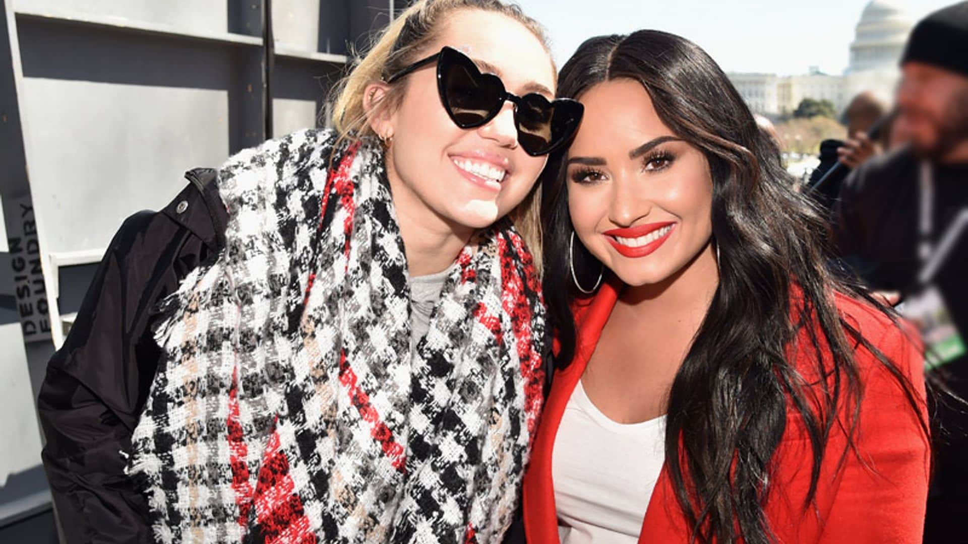 Miley Cyrus y Demi Lovato posan juntas y entierran su pasada enemistad