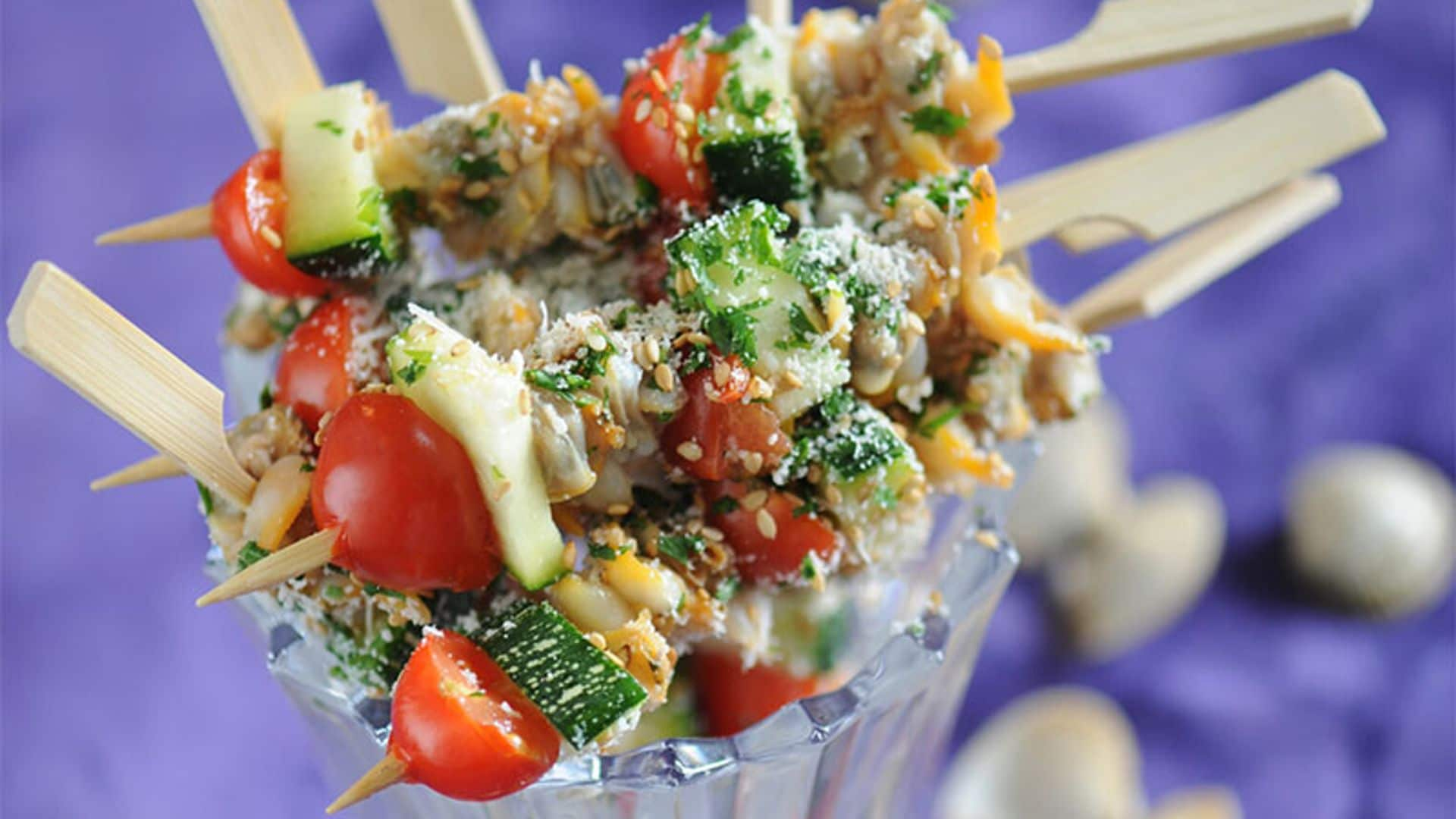 Brochetas de moluscos con tomate, calabacín y sésamo