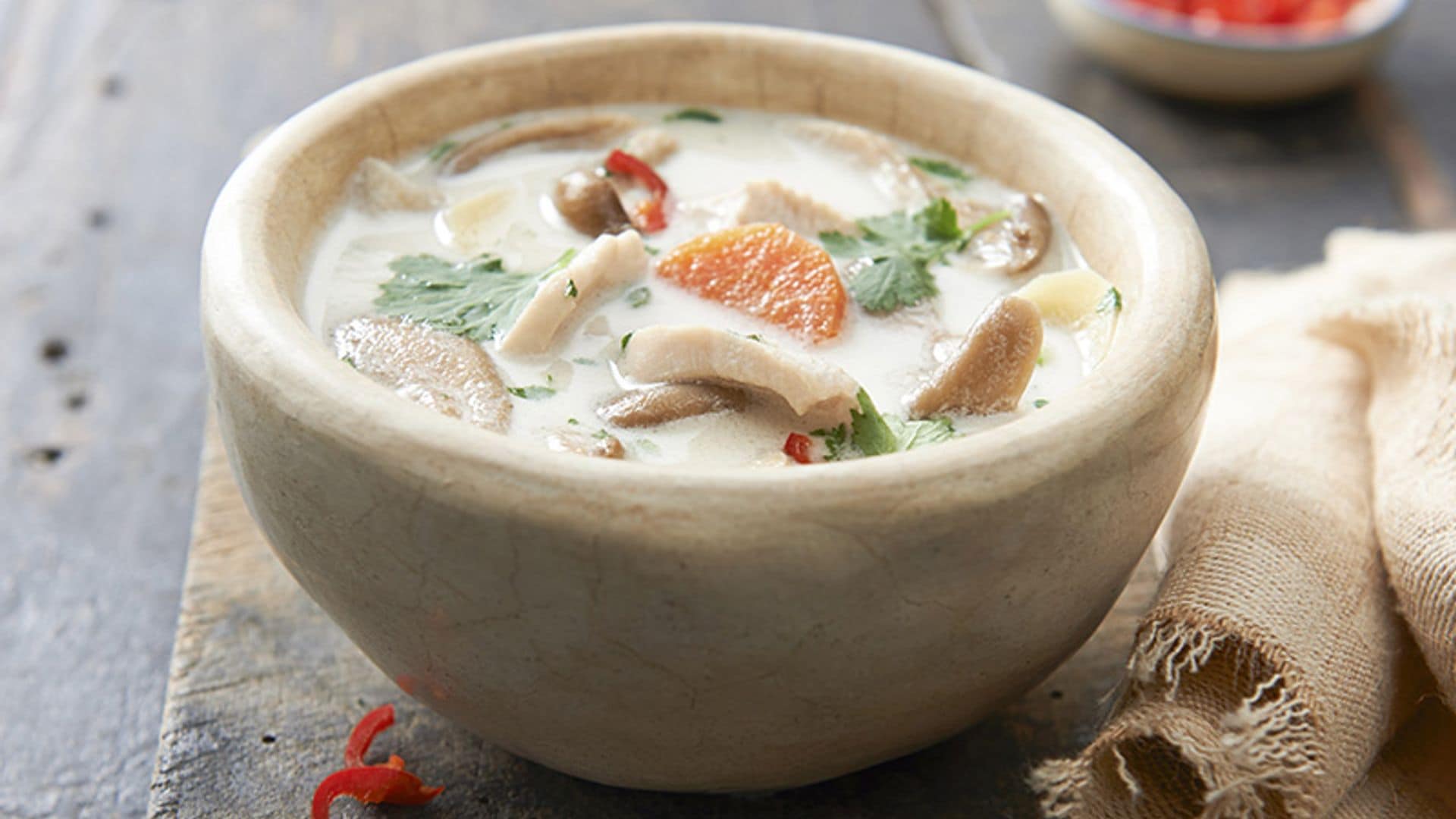 Sopa de coco, jengibre y tofu