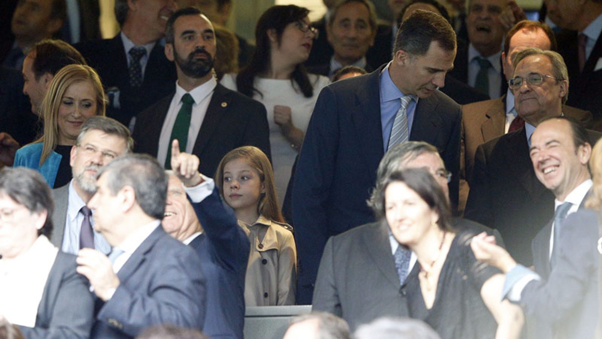 La infanta Sofía también disfruta de su primer partido de fútbol con su padre, el rey Felipe