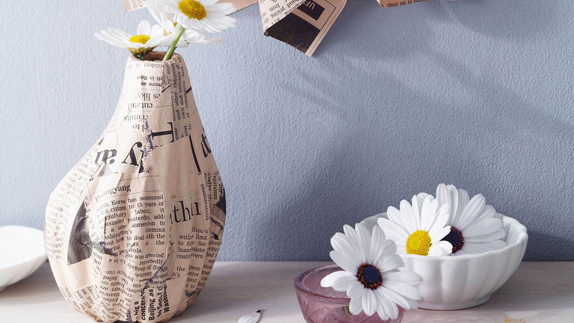 Manualidades con papel de periódico para decorar la mesa