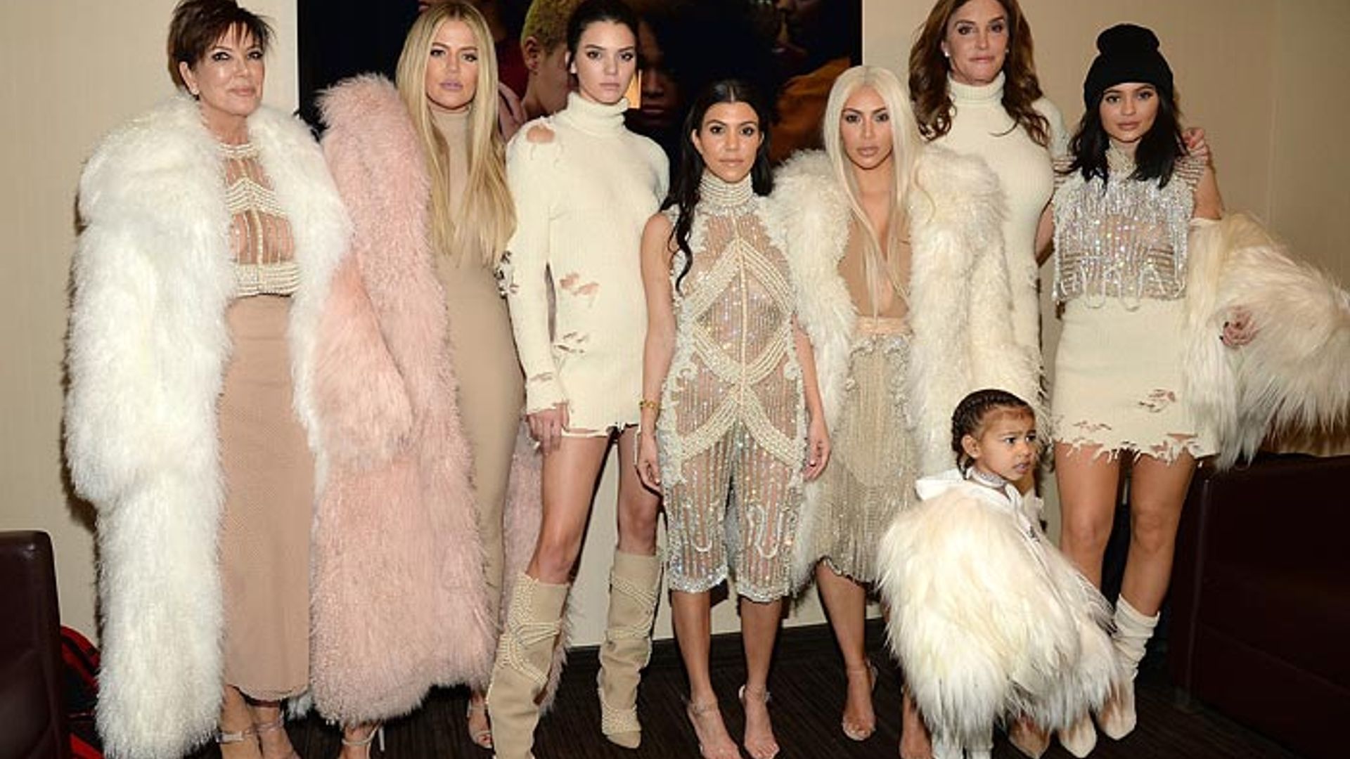 Una (rubísima) Kim Kardashian y todo su clan apoyan a Kanye West en su desfile de la NYFW