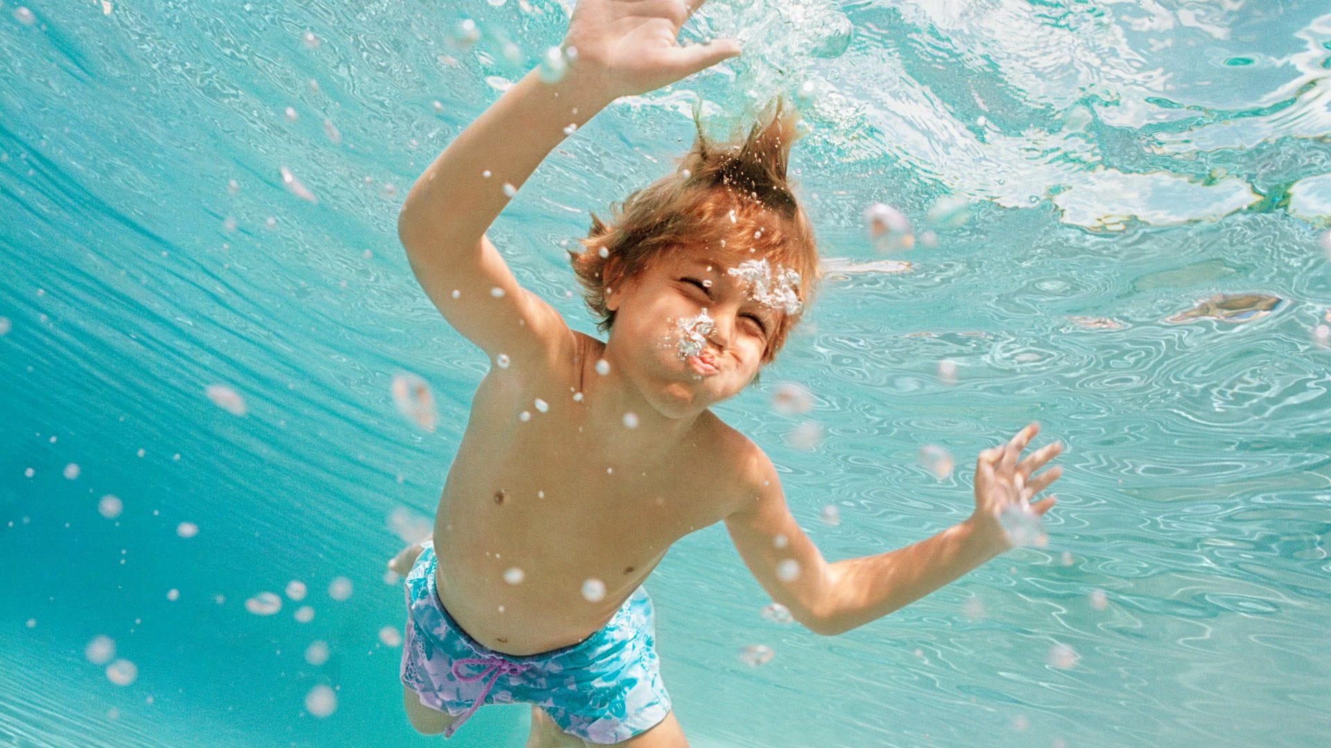 ¿Cómo evitar que los niños sufran un corte de digestión cuando van a la piscina o a la playa?