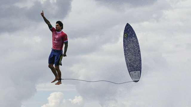 El surfista brasileño Gabriel Medina posa así después de dominar una ola en el tercer round de surf masculino en Teahupo'o, en la Polinesia francesa 
