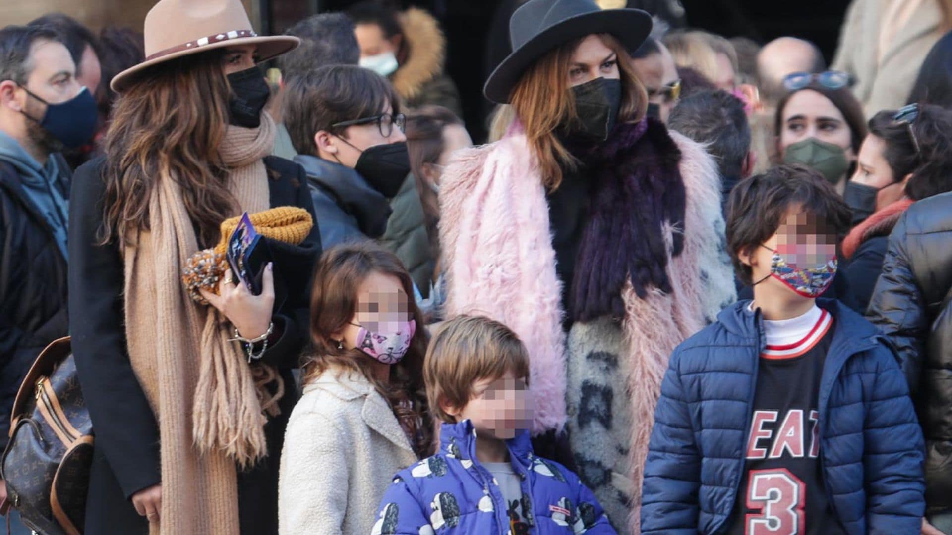 ¡Música, cine y amigos! Sara Carbonero y Raquel Perera disfrutan de un divertido plan con sus hijos