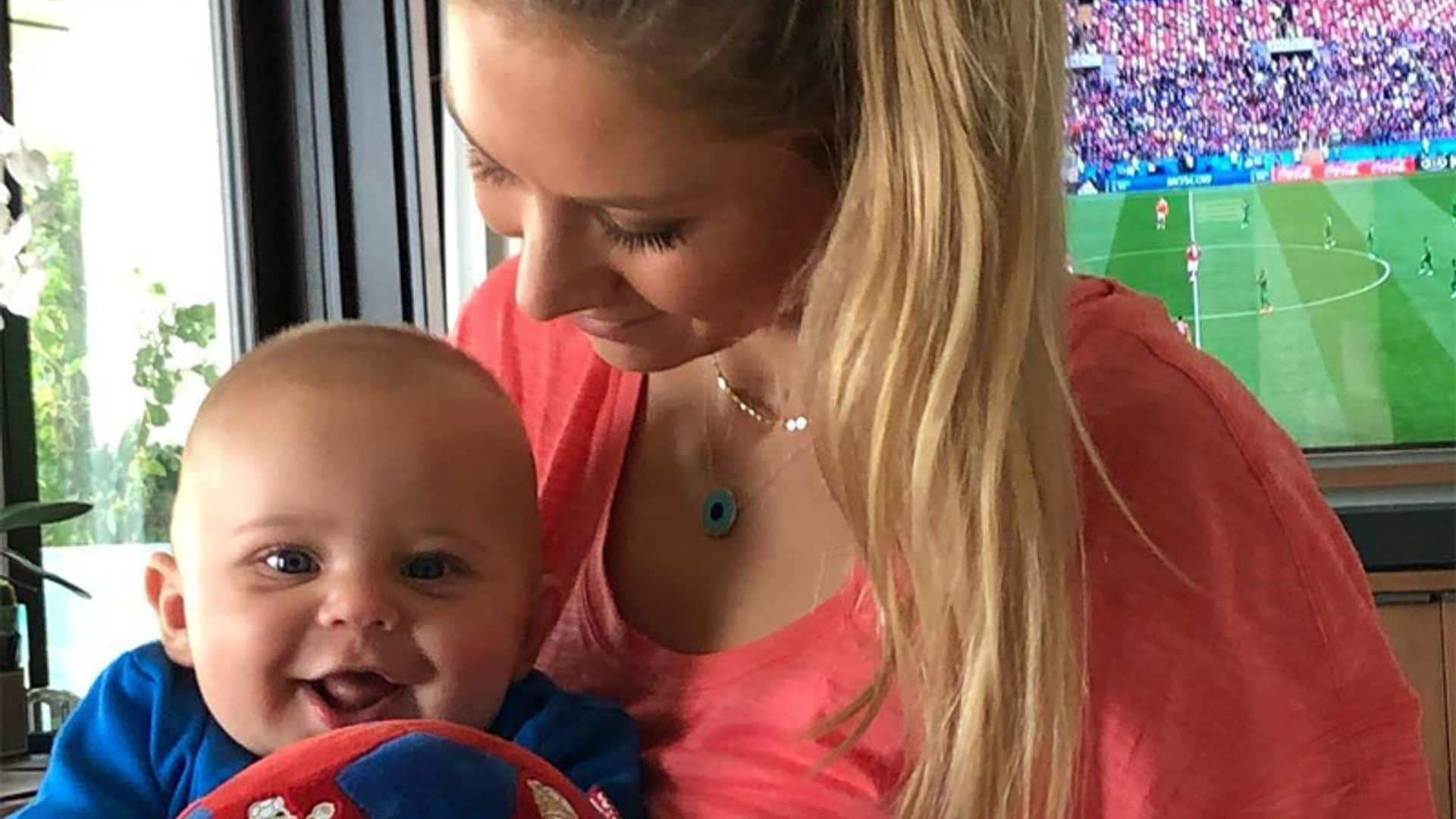 ¡Bebé futbolero! Anna Kournikova disfruta con uno de sus mellizos del Mundial de Rusia