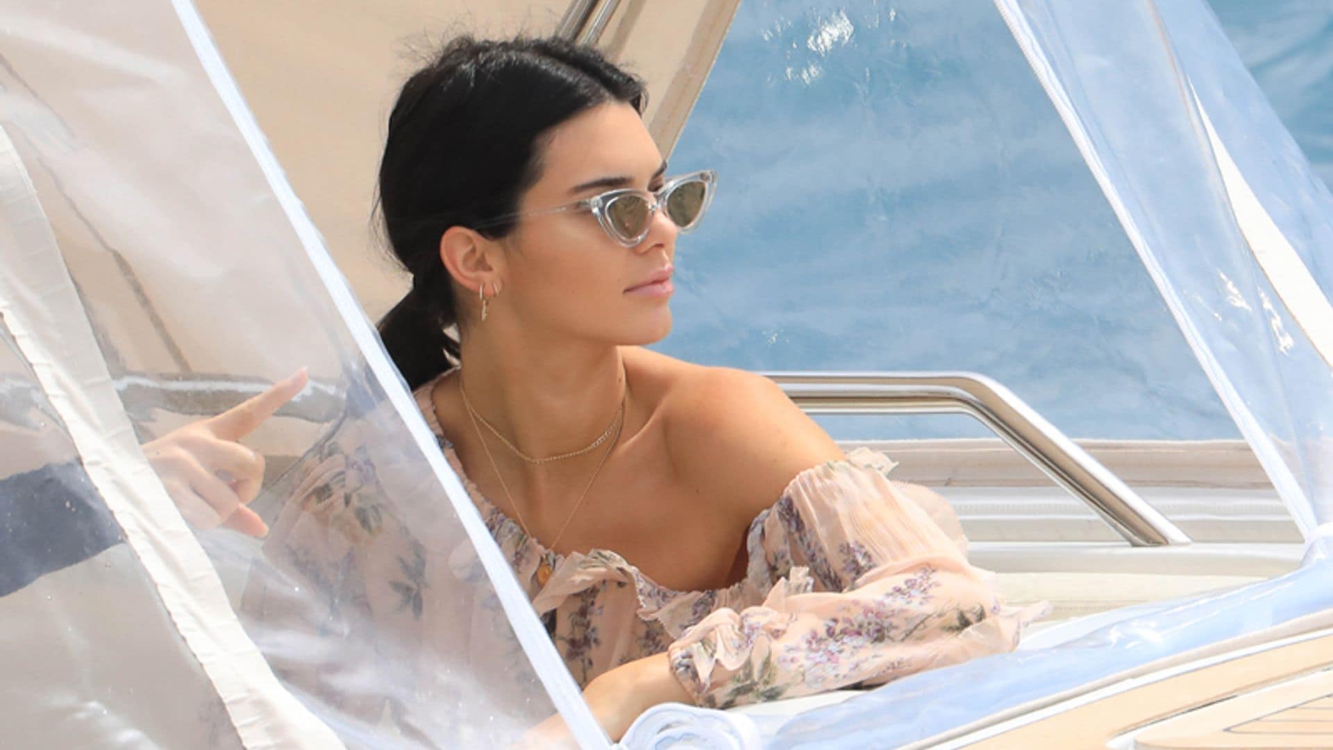 8 prendas que consiguen el perfecto look de playa de Kendall Jenner