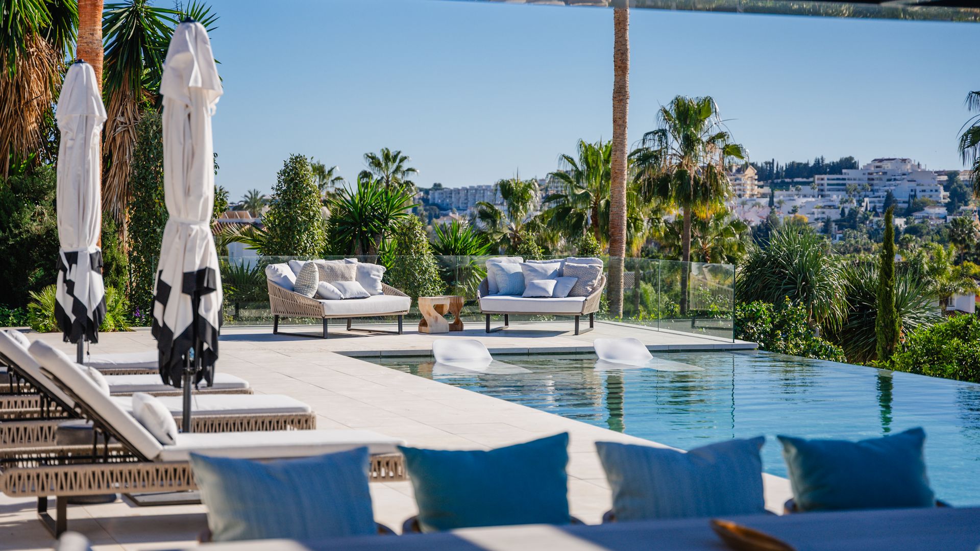 Impresionante villa de lujo en la costa marbellí, con piscina y una decoración elegante y sofisticada