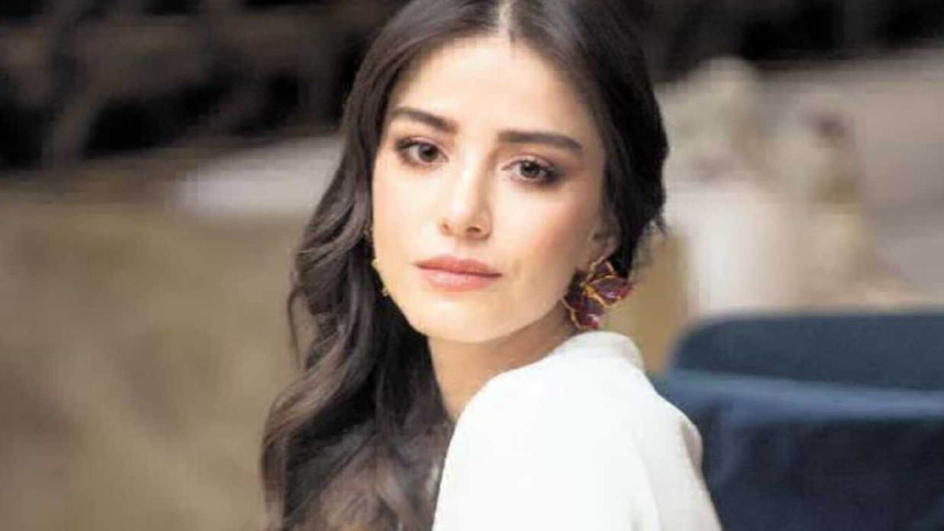 Özge Gürel 'abandona' a Can Yaman en su nueva aventura