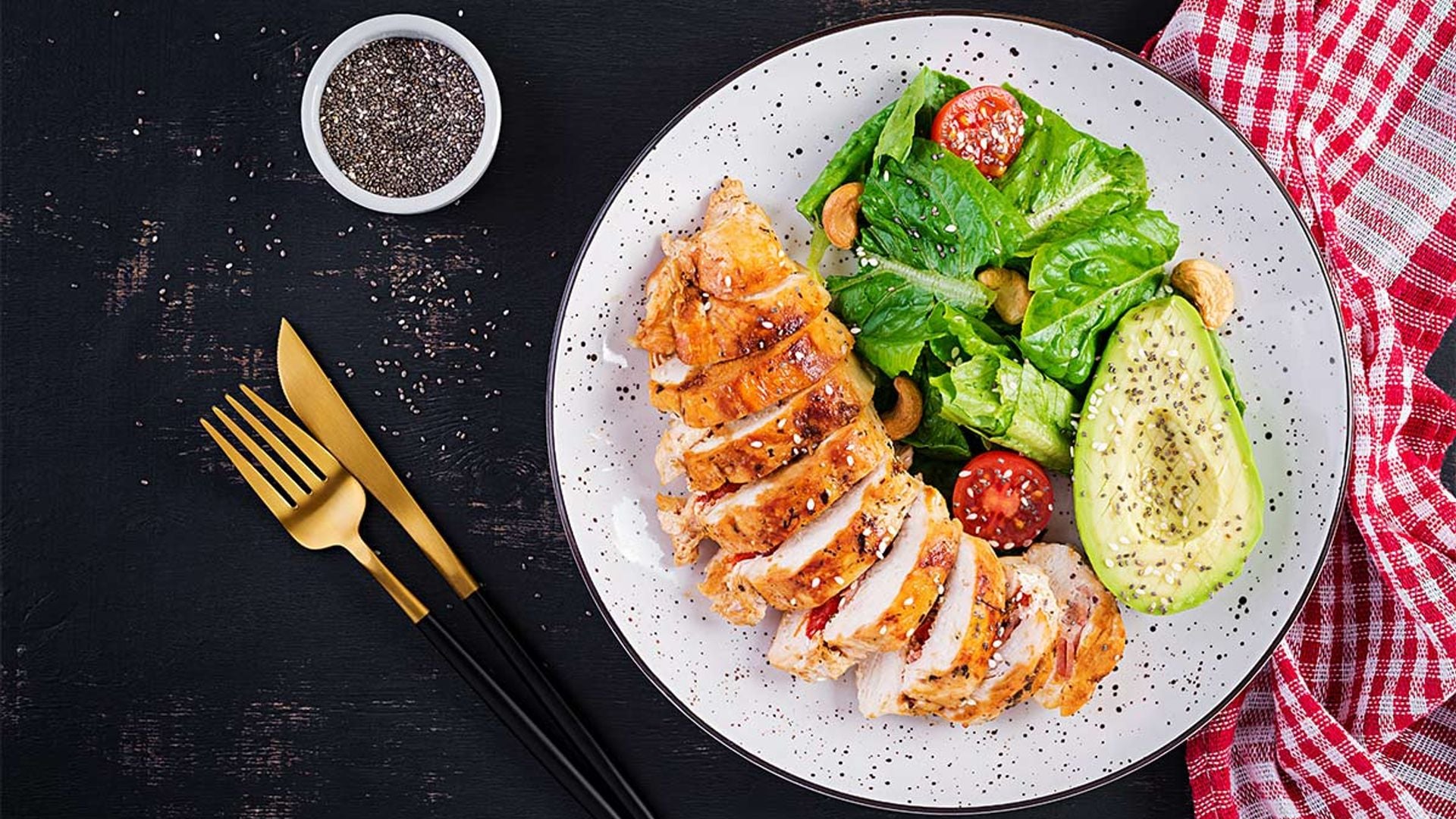 Pollo a la plancha con ensalada de aguacate y anacardos