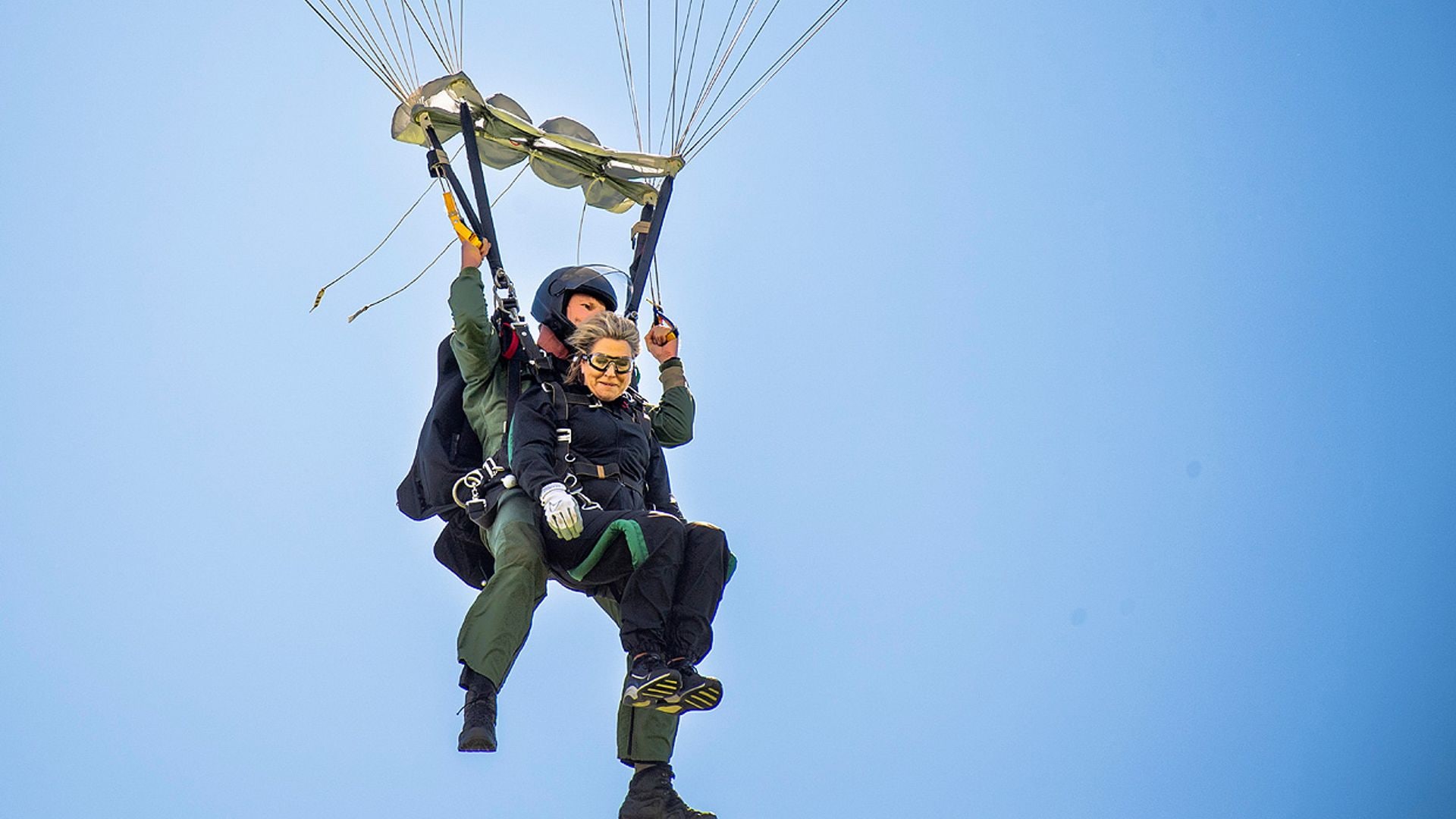 Máxima de los Países Bajos sorprende con su lado más aventurero ¡y se lanza en paracaídas!