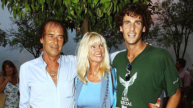 Gunilla Von Bismarck y Luis Ortiz con su hijo en Marbella en 2002