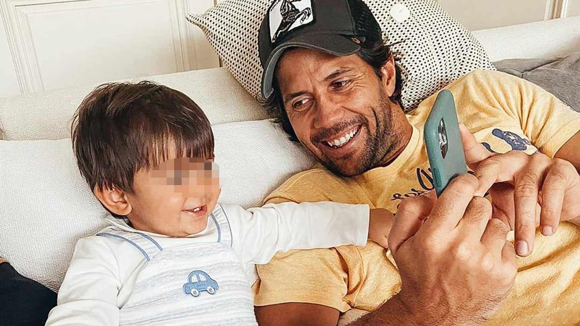 Miguel, el hijo de Ana Boyer y Fernando Verdasco, un efusivo animador a pie de pista