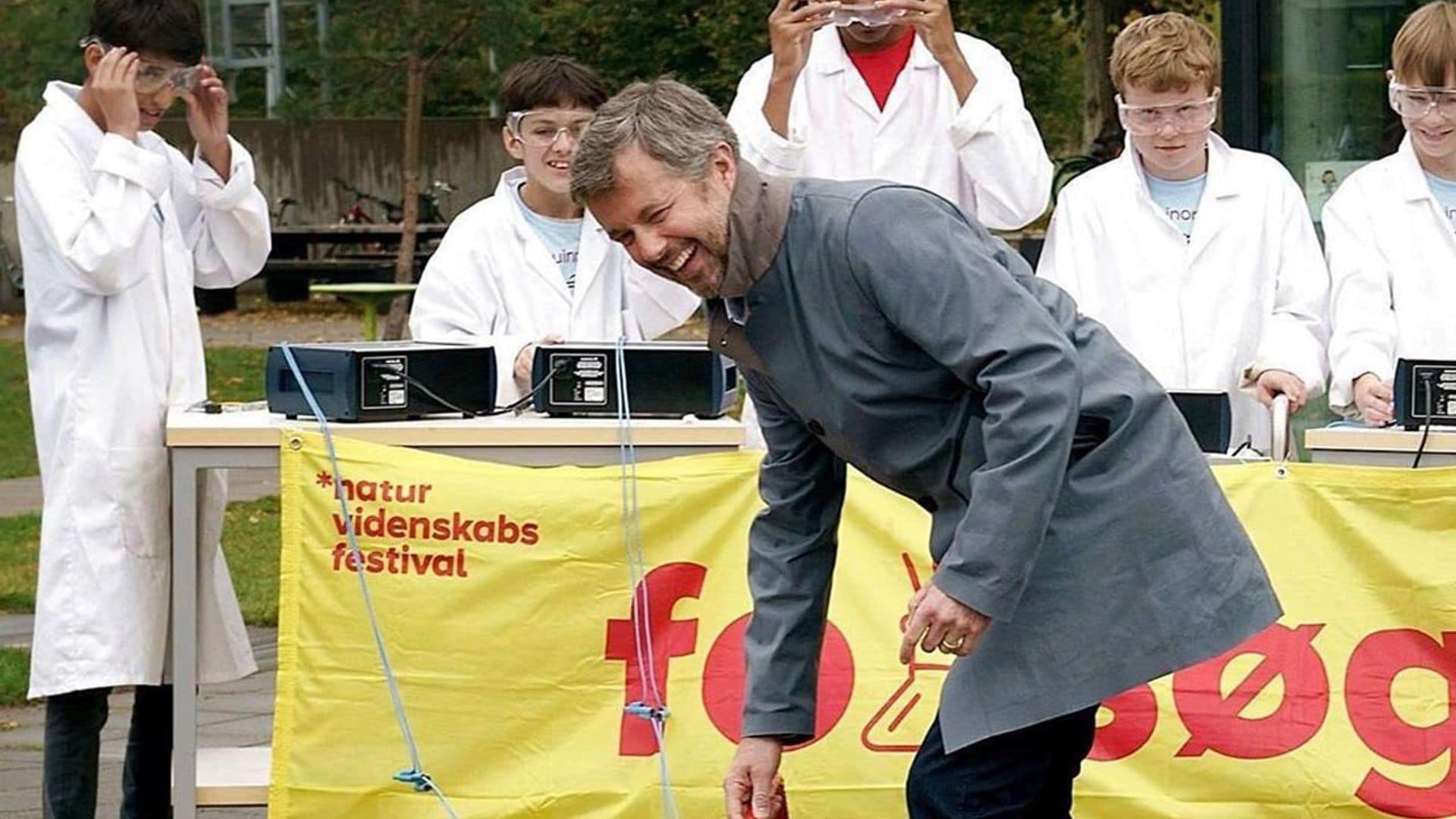 Federico de Dinamarca participa en un experimento científico... ¡y acaba a carcajadas!