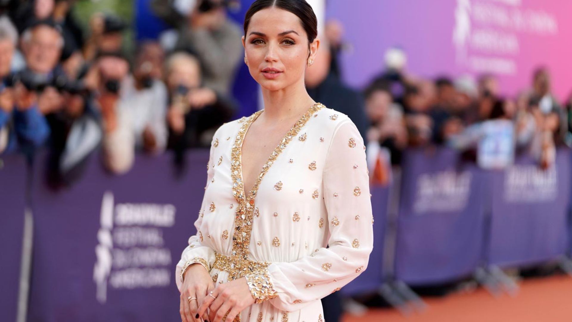 Ana de Armas brilla en Francia con su vestido-joya tras conquistar Venecia