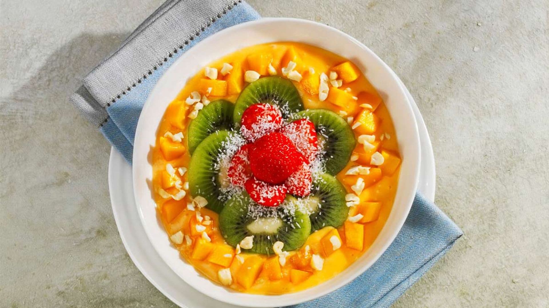 'Smoothie bowl' de mango y papaya con kiwi y almendras