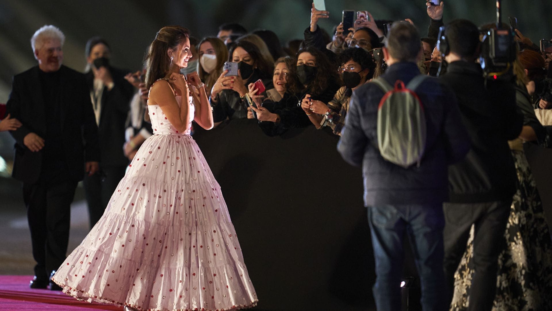 ¡Penélope Cruz, al rescate! La foto más 'surrealista' de la actriz en la alfombra roja de los Goya