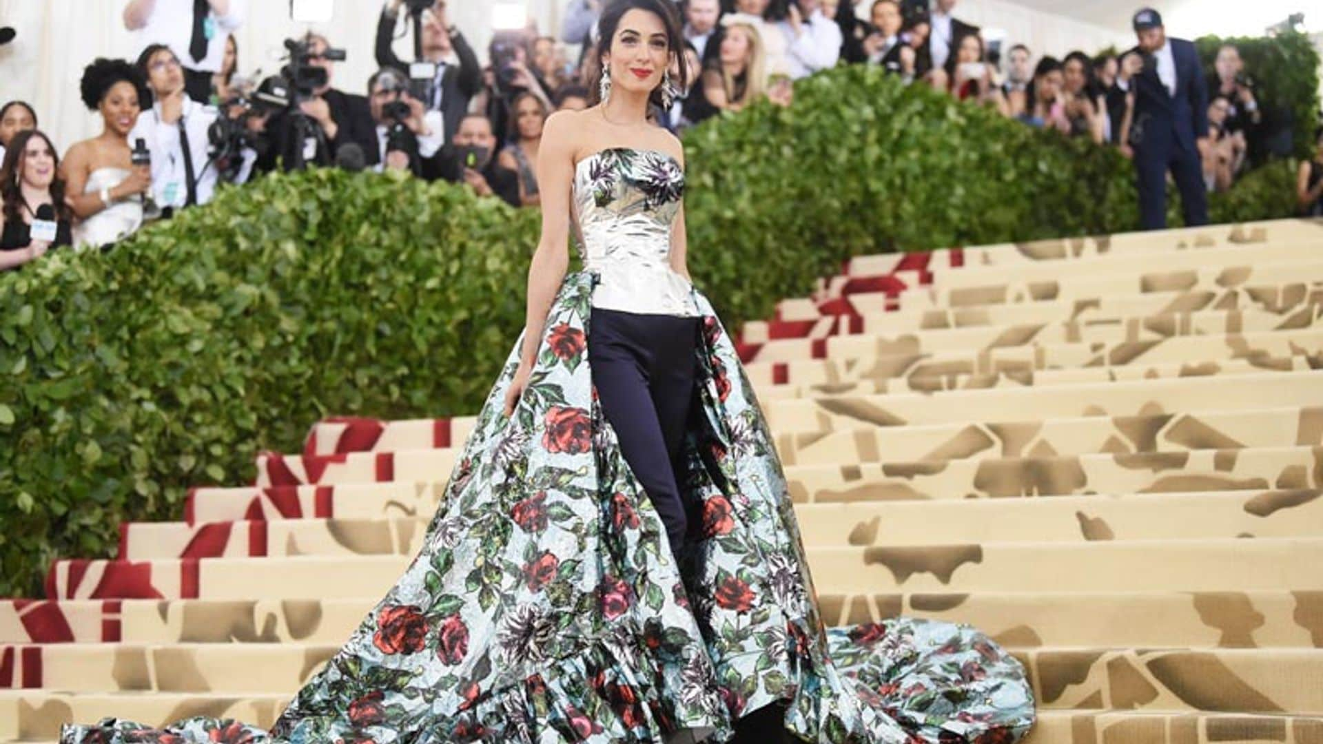 Amal Clooney marca la diferencia: con pantalón en la alfombra roja de la Gala Met