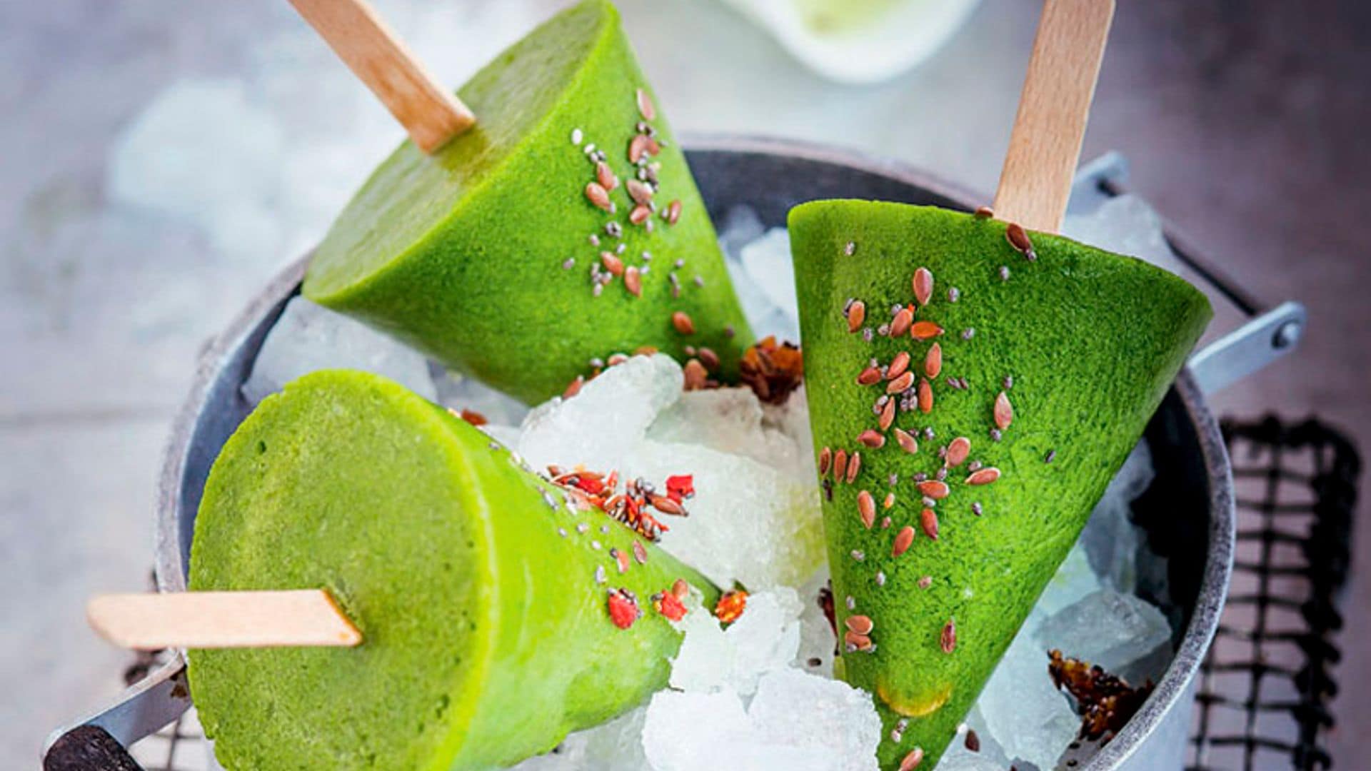 Cono de 'smoothie' helado con semillas tostadas